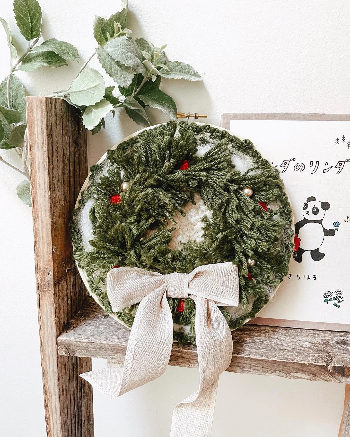 Christmas wreath made with yarn (a great way to use scraps!!), beads from an old necklace, and an embroidery hoop!🎄Crazy what you can do with what you have when you&rsquo;re desperate for some holiday decor 
&bull;
&bull;
&bull;
&bull;
&bull;
&bull;