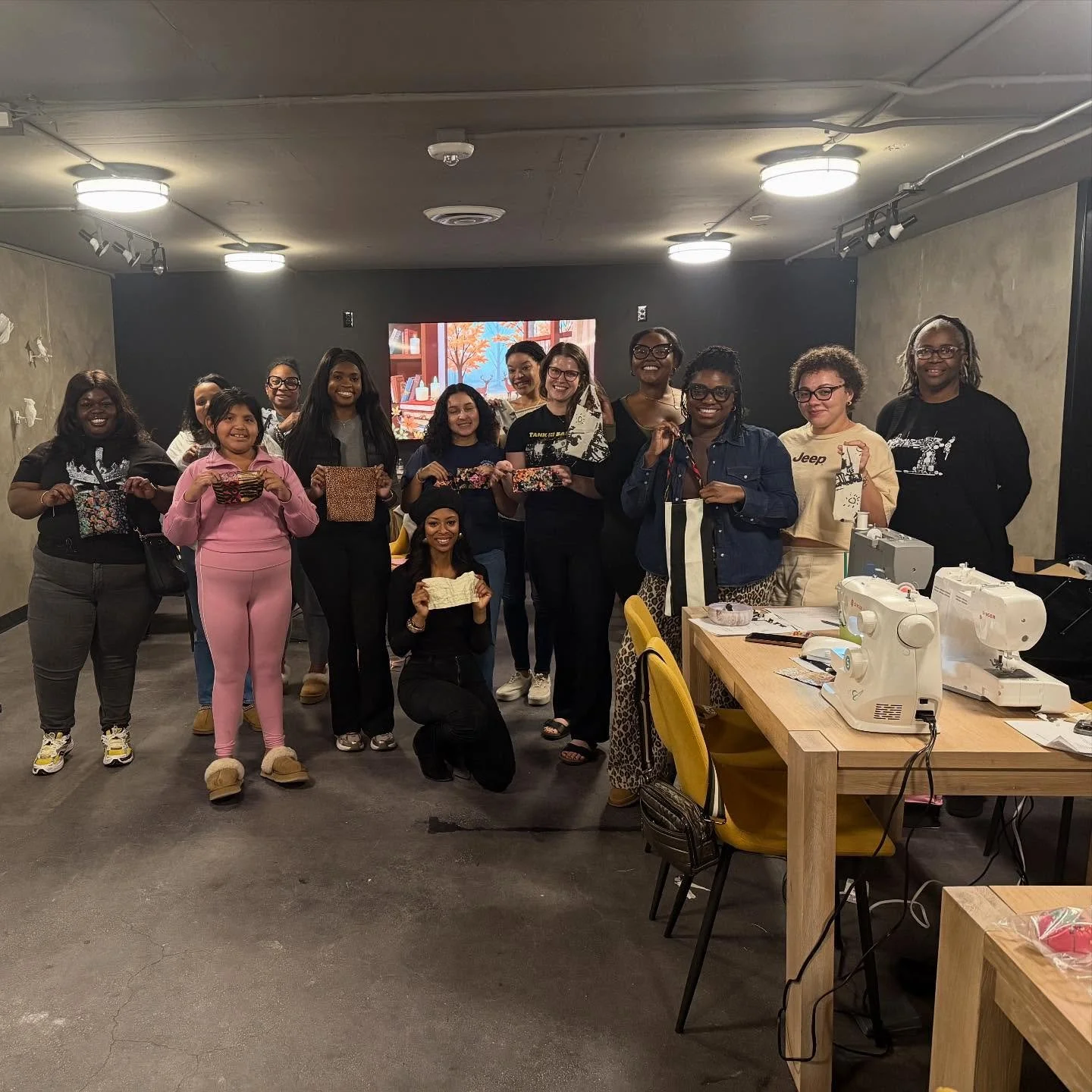 Recap from last Saturday&rsquo;s introduction to machine sewing class and the first time at @amerunderground !!! These Seed SEWers did amazing!!! Everyone was able to thread their machine and even make a little pocket bag! Sooo sooo good! 

I will be