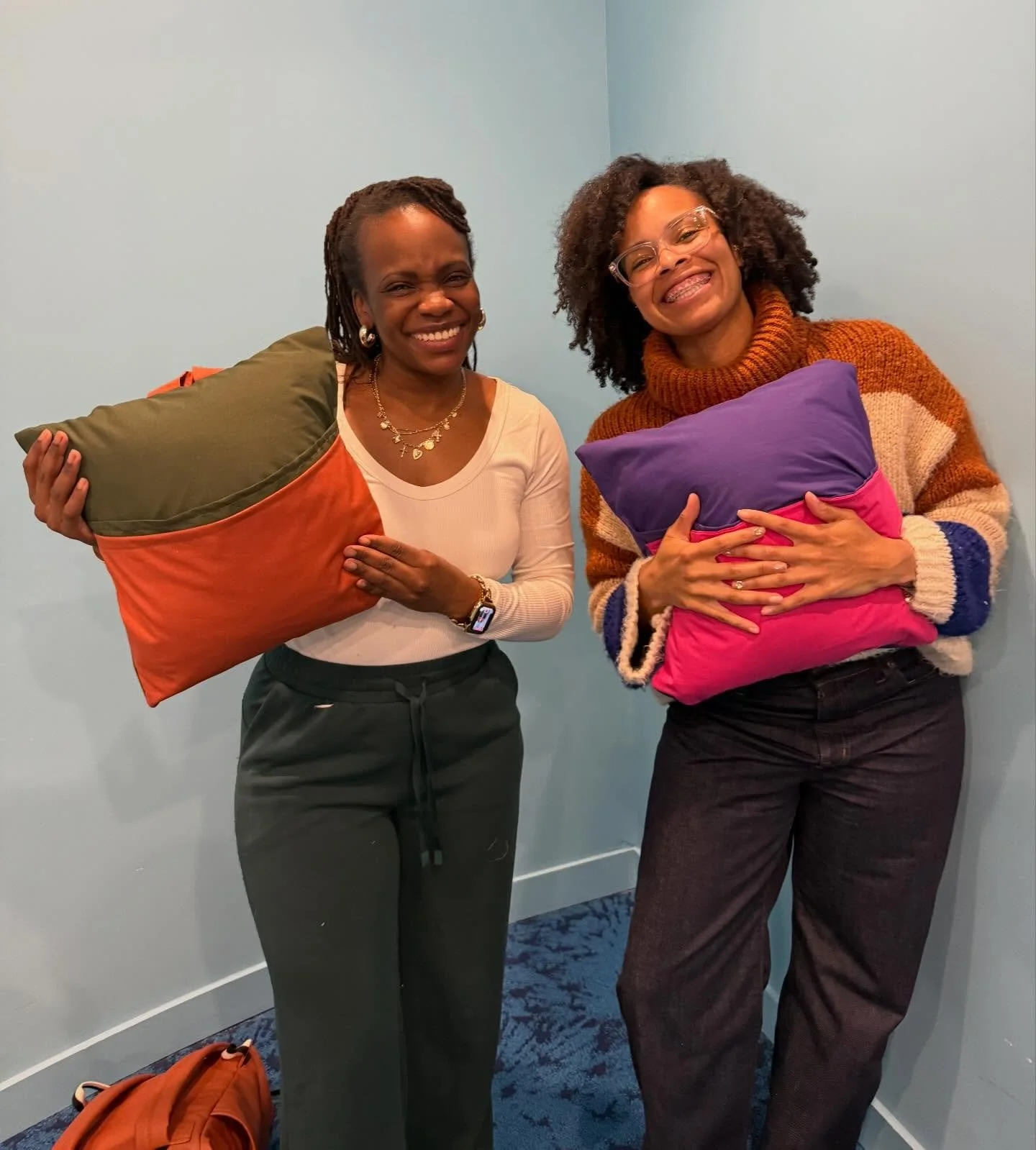 I recently taught a private sewing session for two friends who wanted to learn together &mdash; and they did amazing! ✂️✨
In just two hours, they learned the foundations of machine sewing and created book pillows from start to finish (materials provi