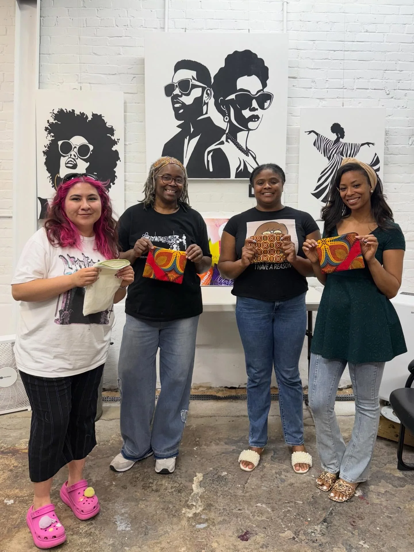 Recap from Mrs. Lydia&rsquo;s Zipper Class ✨
We had such a great time learning the ins and outs of zipper installation! Everyone created their own pouch while building confidence in how to properly install a zipper into a garment. From technique to f