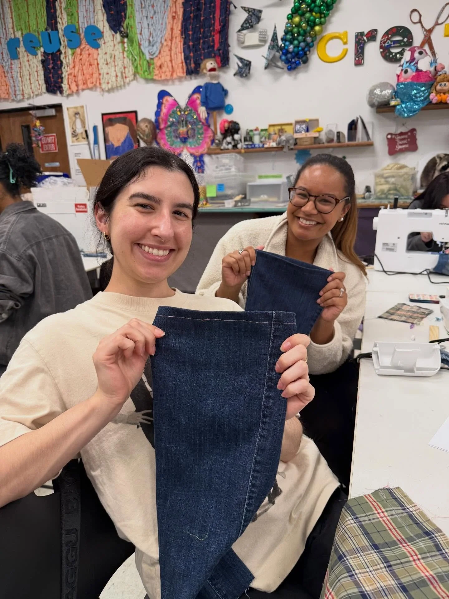 Such a funn funnn funn class! Earlier this week a number of students learned introduction to machine sewing as well as the skill of being able to hem pants! 

So many happy faces! 💚🪡

Next class will be May 15th ! Link in bio ✨