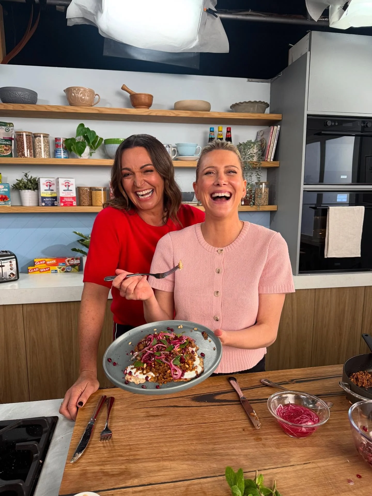 Magic day back in the kitchen with the fabulous @justineschofield 💚 We cooked, laughed, chatted all things food, fibre and the merged magic of nutrition science and cooking. 🧑🏽‍🍳 Tune in the @everydaygourmettv for more 📺🤩❤️
#tvcookingshow #