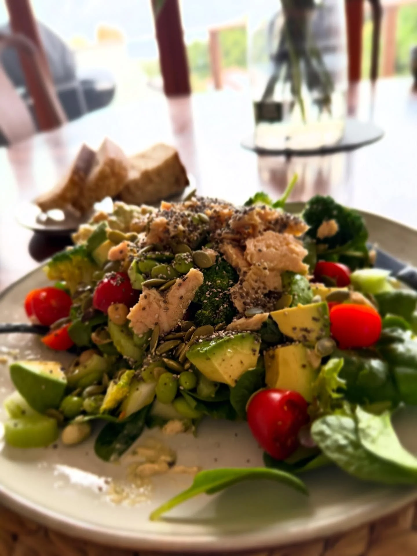 Felt my veggie intake was sub par the last couple of days - life happens and sometimes you just have to eat what’s in the fridge right? Anyway deliciously redressing the balance with lunch.
Mixed greens 🥬, broccoli 🥦 lightly steamed in micro