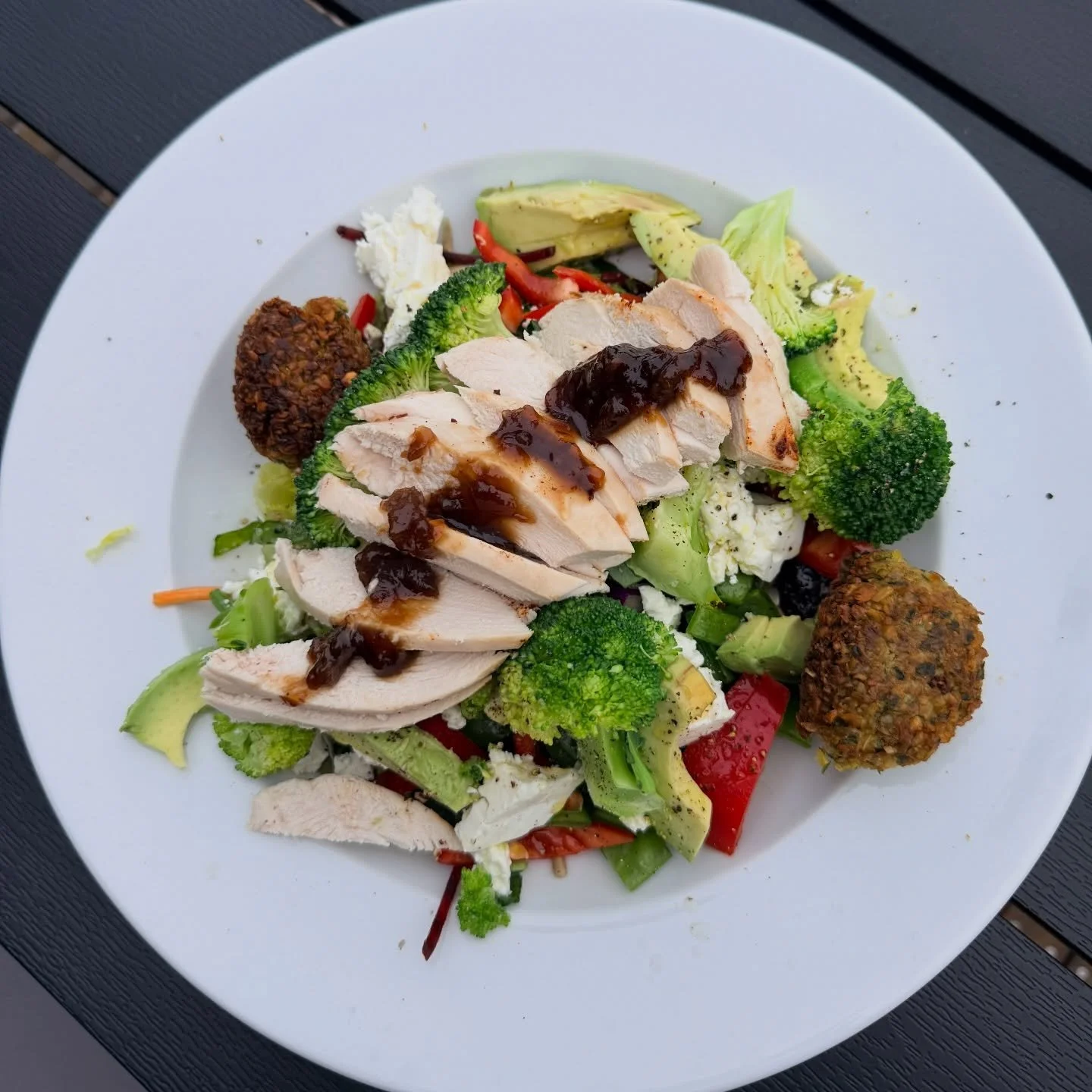 How many ways can you do a chicken salad? Well most of the time it&rsquo;s probably just with what&rsquo;s in your fridge right? As is mine tonight. The veggies I had, including some broccoli I fibre pimped with (3 mins in the microwave for that read