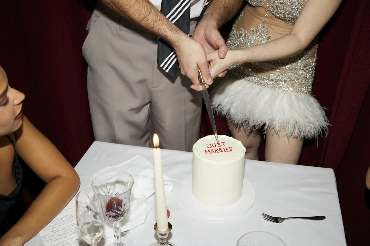 Bride_and_groom_cutting_cake