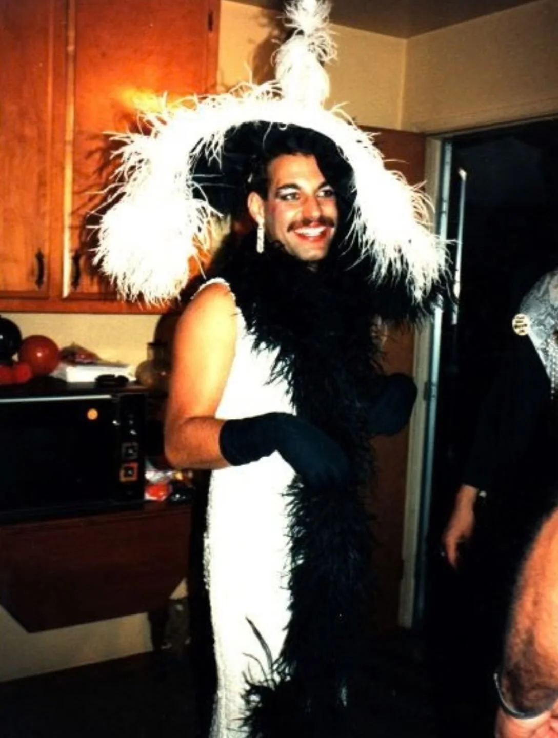 I love a little gay halloween house party! 🏠🎃🎉

A Gay Halloween Party, 1990s
Image sourced via GayInSacramento.com ✨