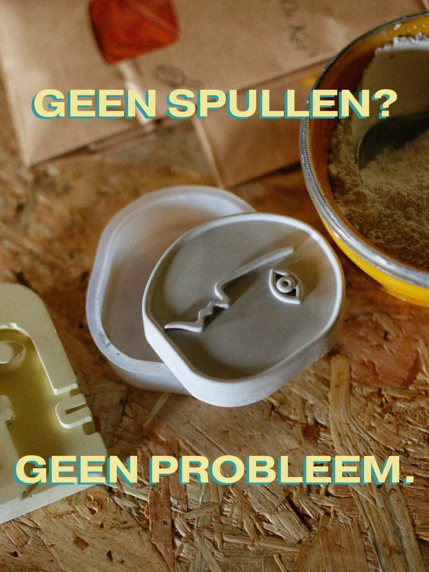 Je hebt bij ons geen eigen spullen nodig.

Iedereen krijgt bij ons gelijke kansen. Om die reden bieden we niet alleen de lessen, maar ook alle apparatuur en materialen die je nodig hebt kosteloos aan. Van gips beelden en kaarsen tot aan foto's en fil