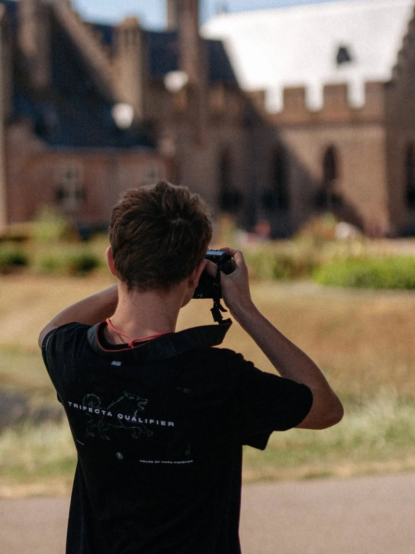 Online rust betekent offline druk!

Zo ook weer deze zomer, waarin we zijn begonnen met een mooie samenwerking middels ons project 'Erfgoed x Jonge Makers'. Zo ben ik samen met 4 jongeren langsgeweest bij Kasteel Radboud om een activiteit te fotograf