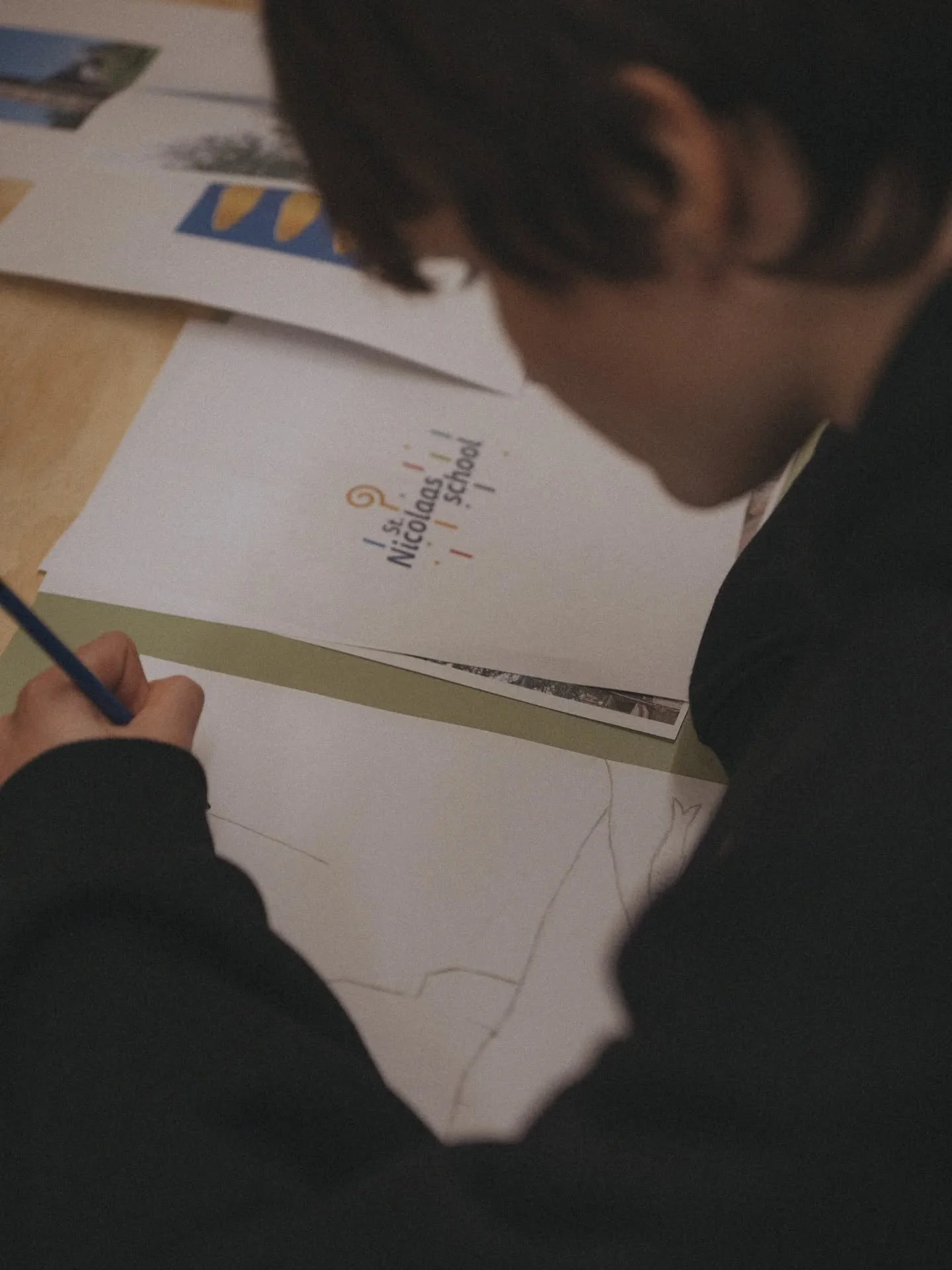De St. Nicolaasschool in Nibbixwoud heeft gevraagd of wij samen met jonge talenten de buitendeur van de kleuterklassen wilden painten.

Daar waren we natuurlijk super enthousiast over. Ons voorstel was om samen met twee getalenteerde deelnemers van d