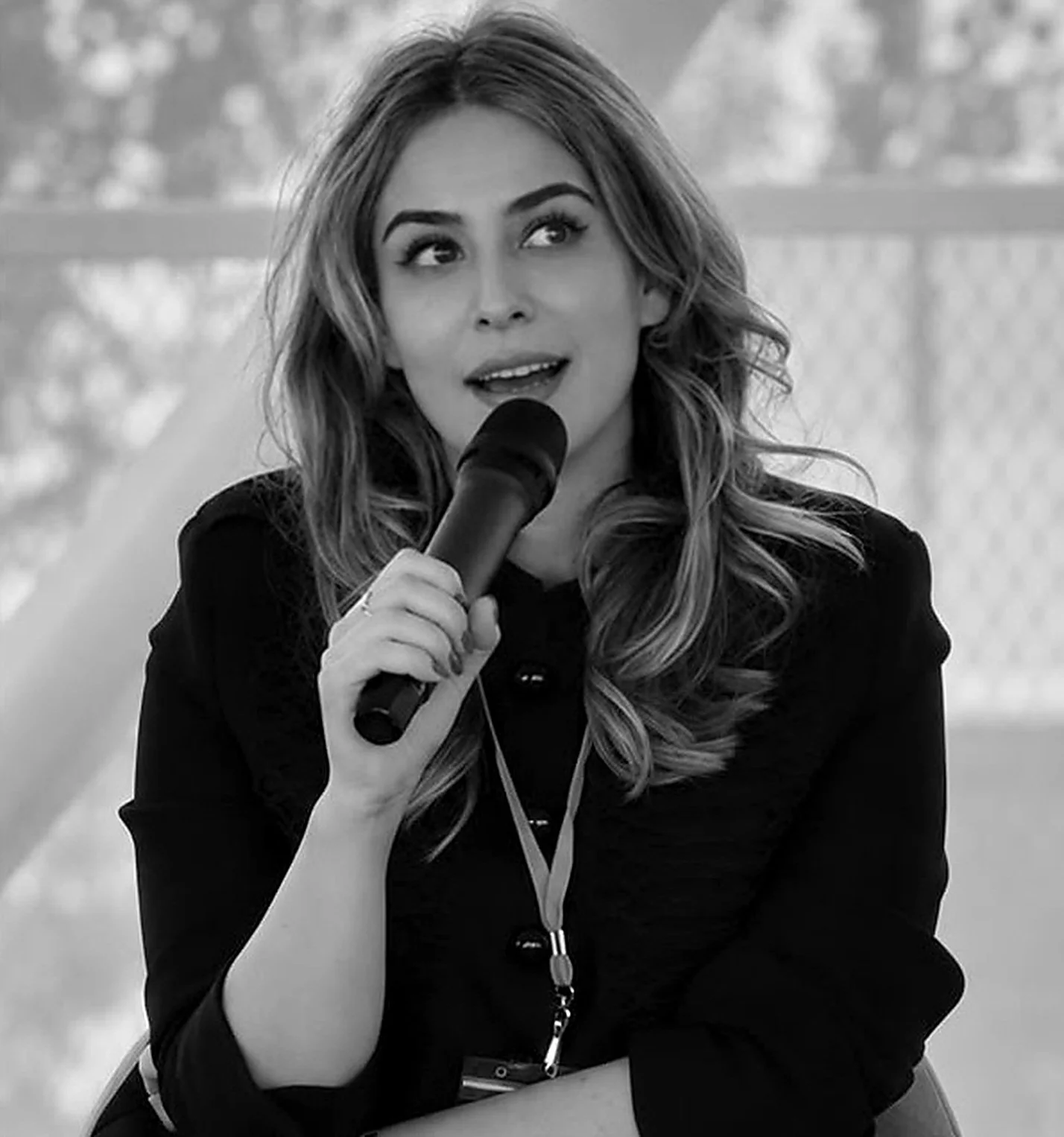Zoya Mesaric, psychoanalyst, coach and advisor, speaking with a microphone