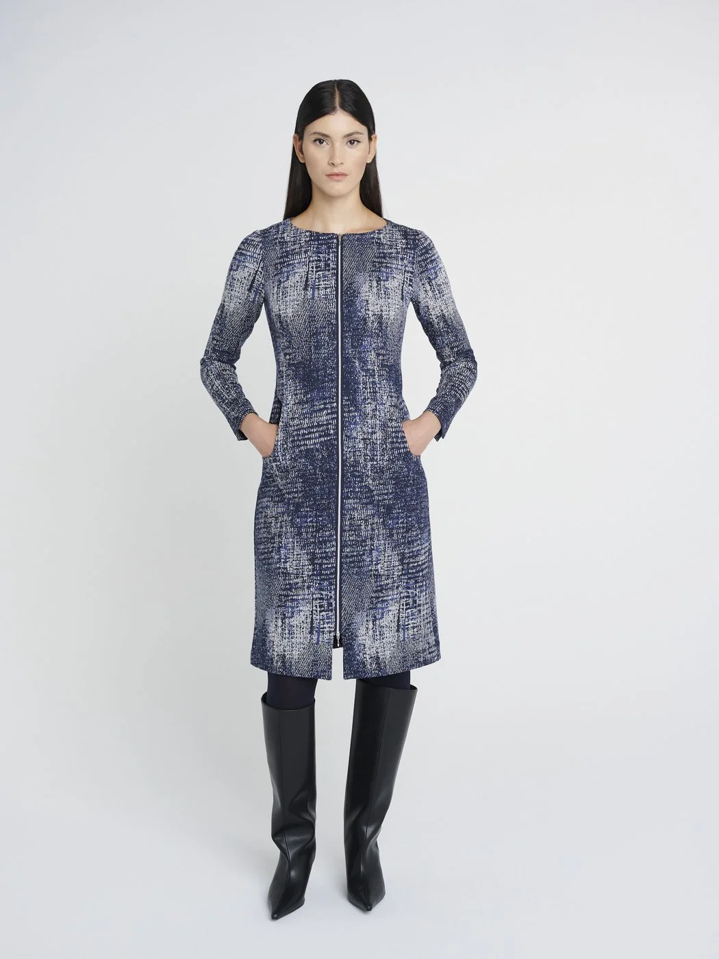 Blau/ weiß/ schwarzes Reißverschlusskleid im Retrolook mit Rundhalsausschnitt und schmalen Ärmeln, knielang.