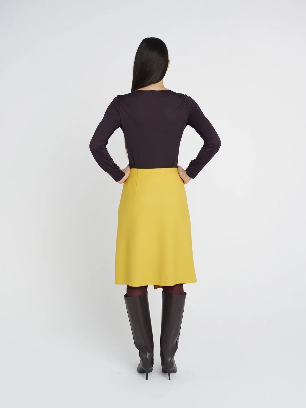 Leuchtend gelber, asymmetrischer Wollrock, knielang im sixties-Stil, knöpfe vorne, leichte A-Linie.