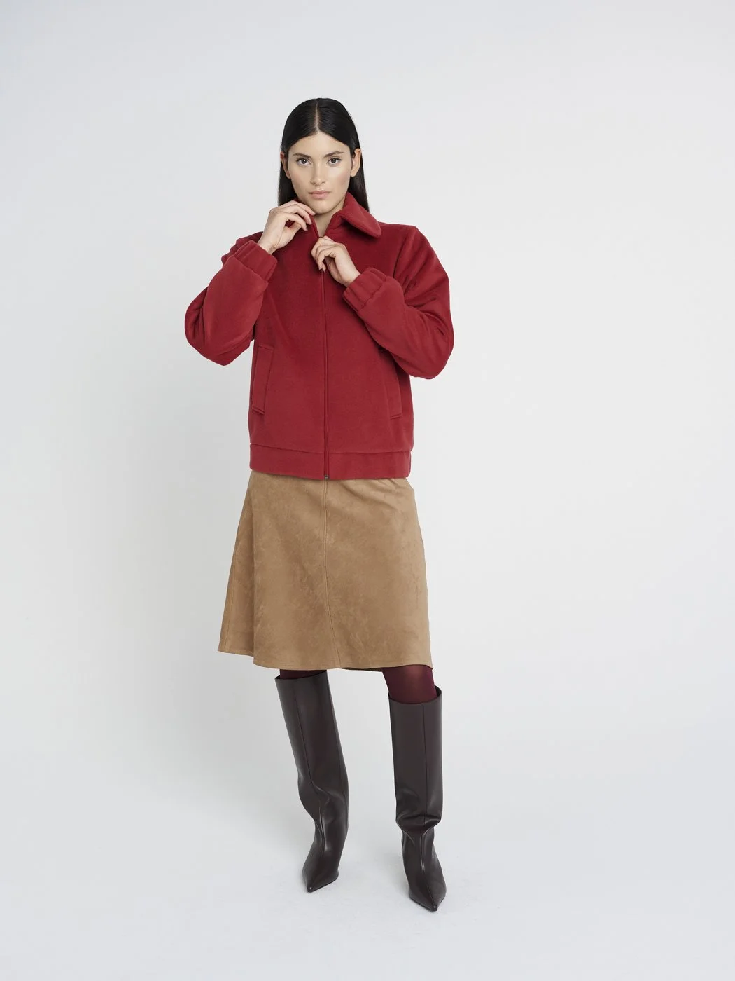 Elegant-Lässige Blousonjacke in rot, endet auf der Hüfte mit breiten Taschen und großem Kragen.