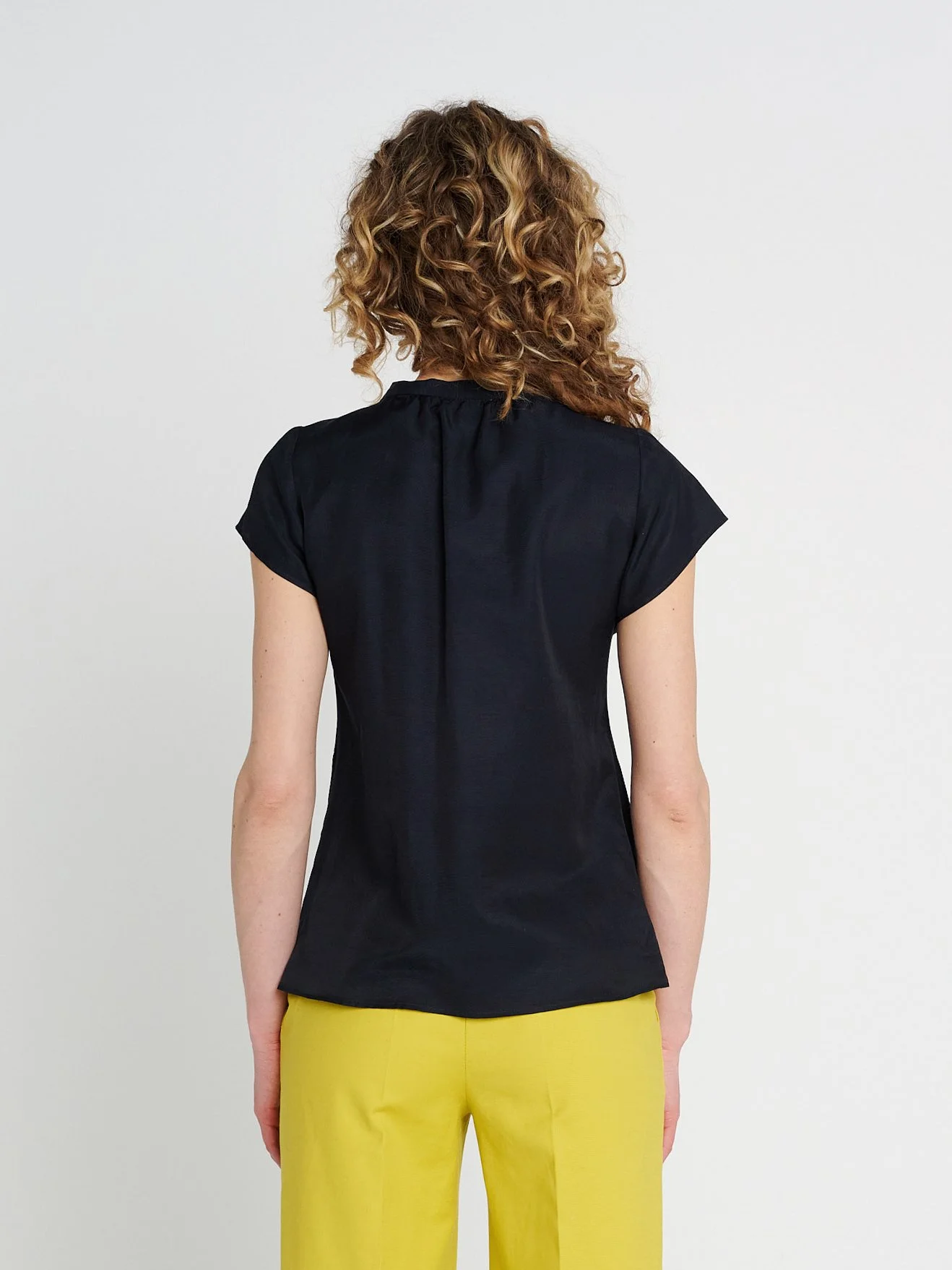 Elegant und sportliches Top mit V-Ausschnitt und Kragen zum Binden in dunkelblau.