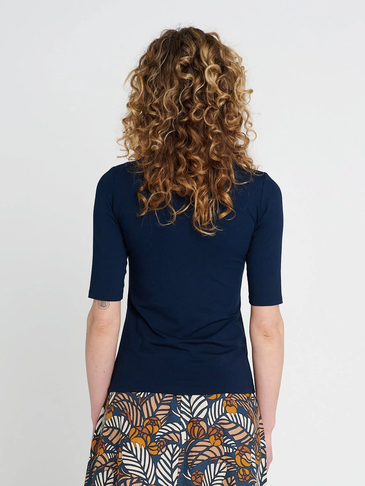 Enges T-Shirt mit U-Boot-Ausschnitt und engen, halblangen Ärmeln aus Jersey in dunkelblau.