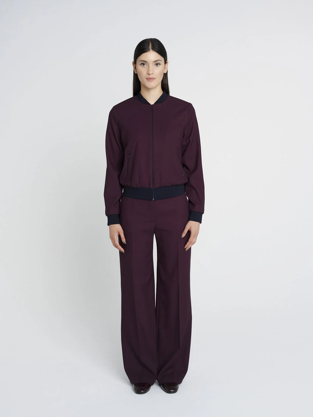 Blouson-Jacke in bordeaux aus elastischer Schurwolle, schmale Jerseybündchen und Reißverschlusstaschen.