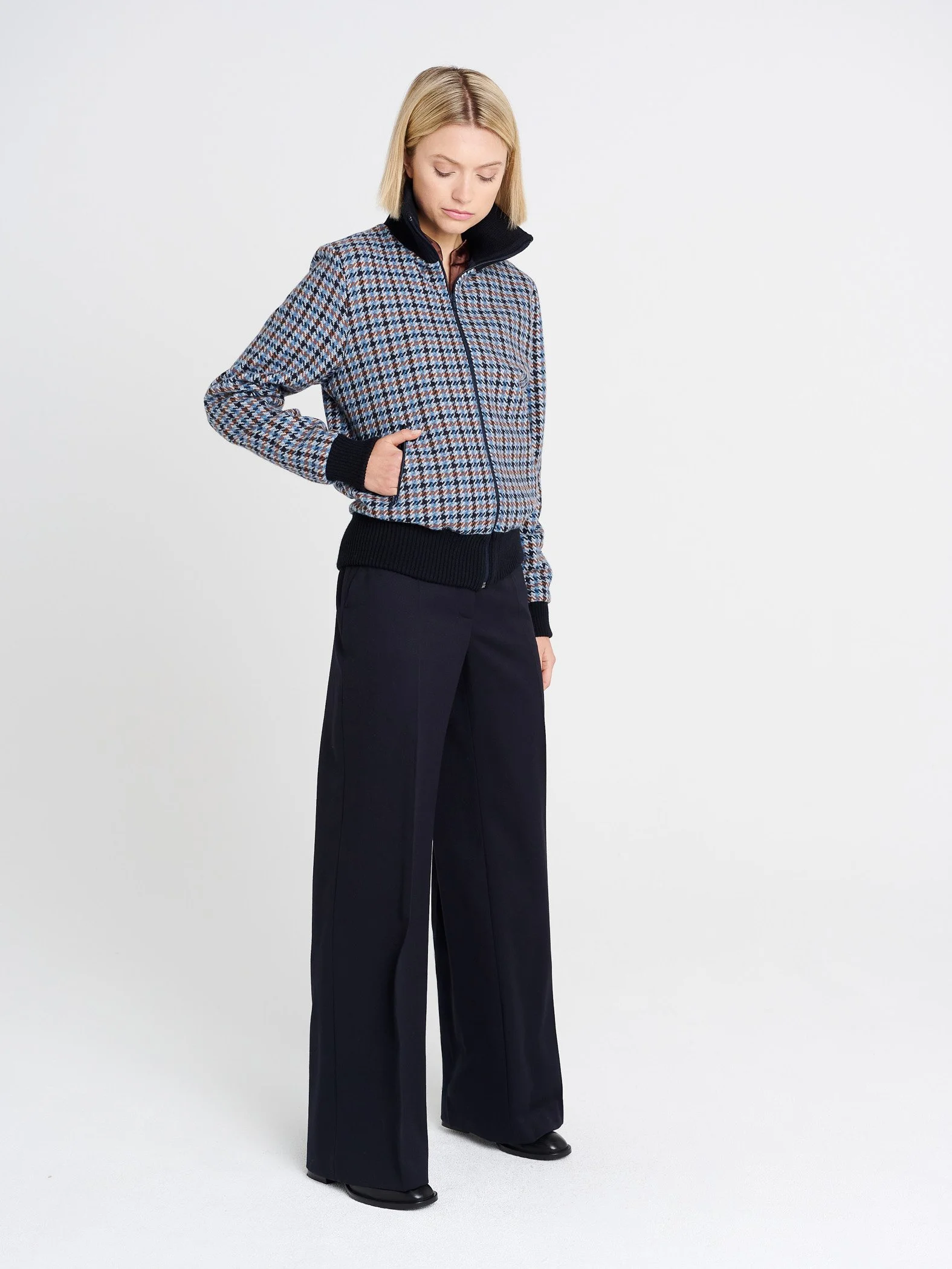 Hose Dan dunkelblau Bluse Candy braun Blouson Bob karo-1882.jpg