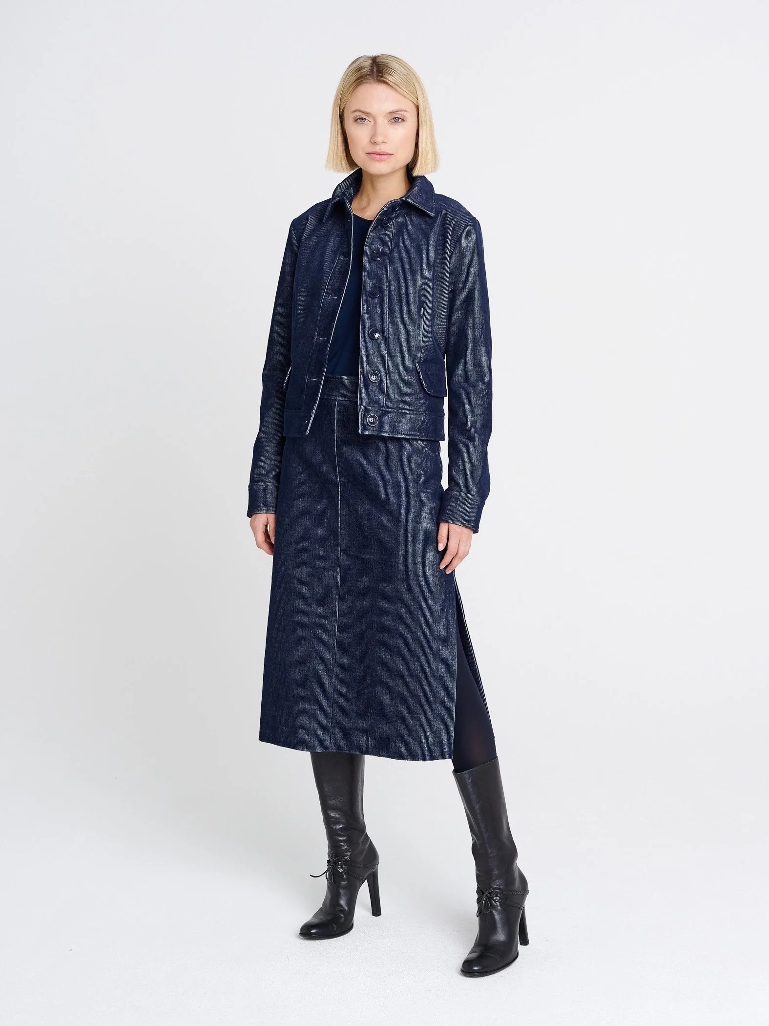 Lässig-elegante Cord-Jacke mit Kragen, Klappentaschen und Knöpfen in dunkelblau