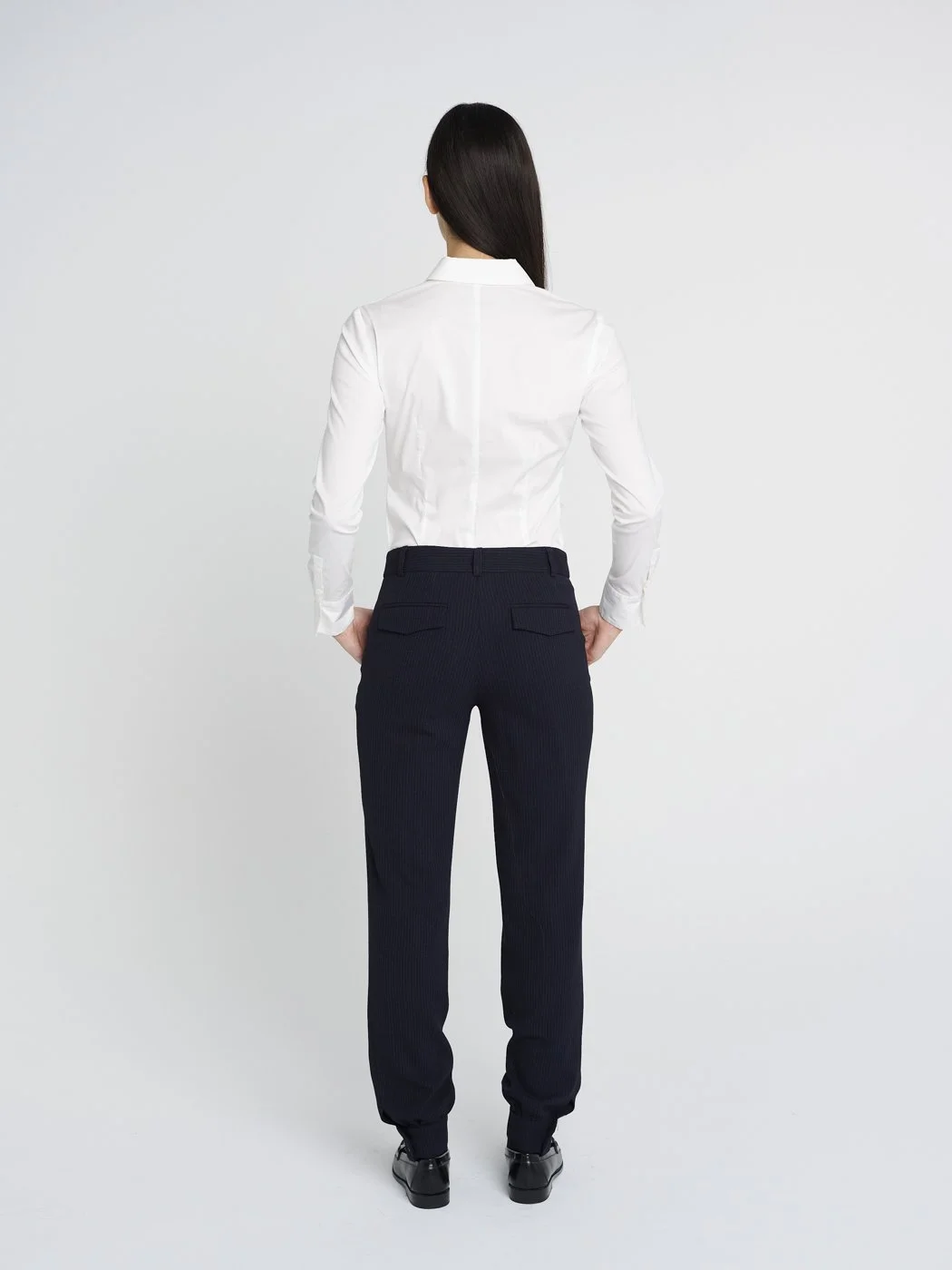 Weiße Hemdblouse mit V-Ausschnitt und langen, schmalen Ärmeln.