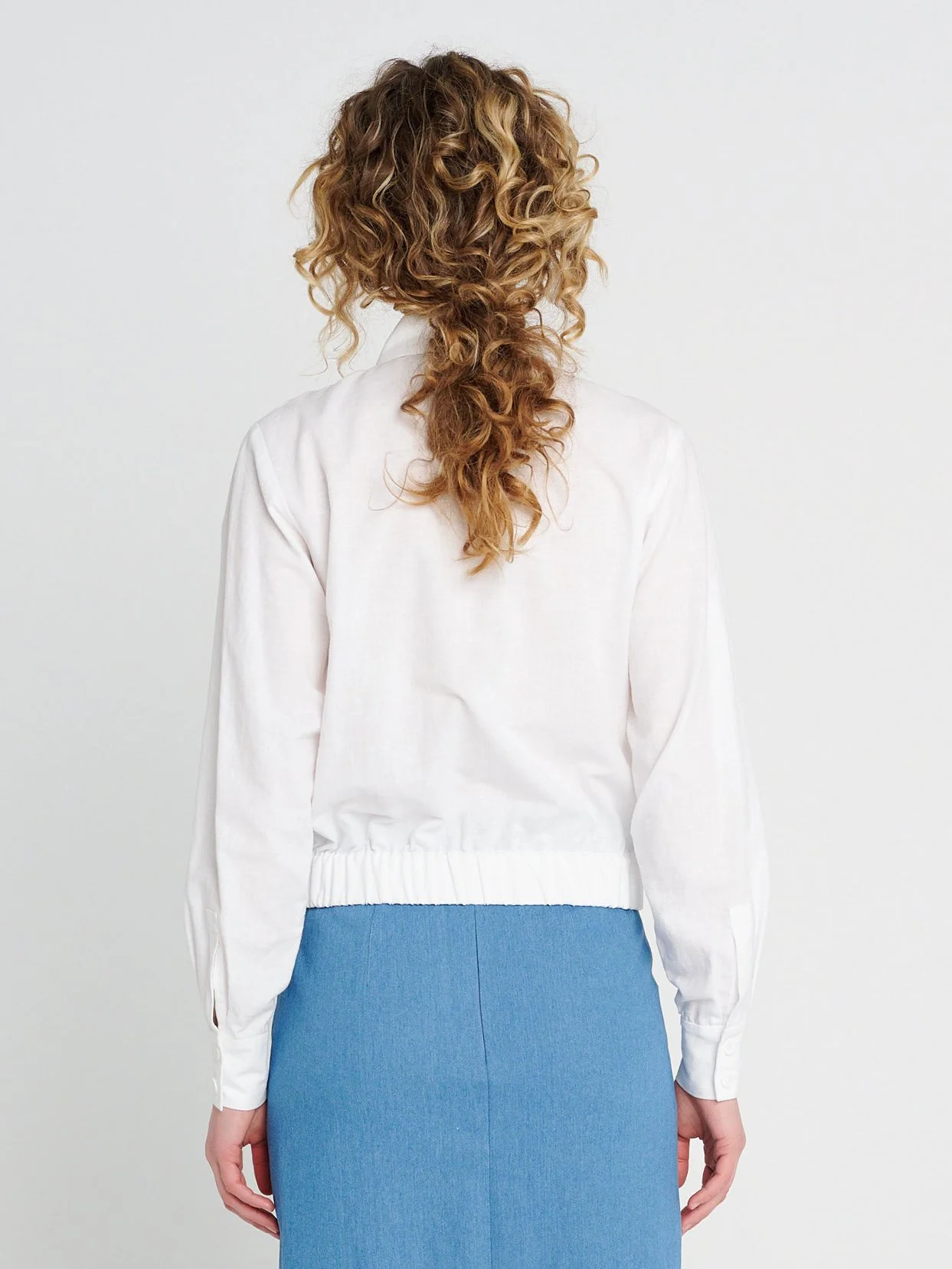 Weißes Leinenhemd im Blouson Stil mit weiten Ärmeln, Kragen und Knopfleiste.