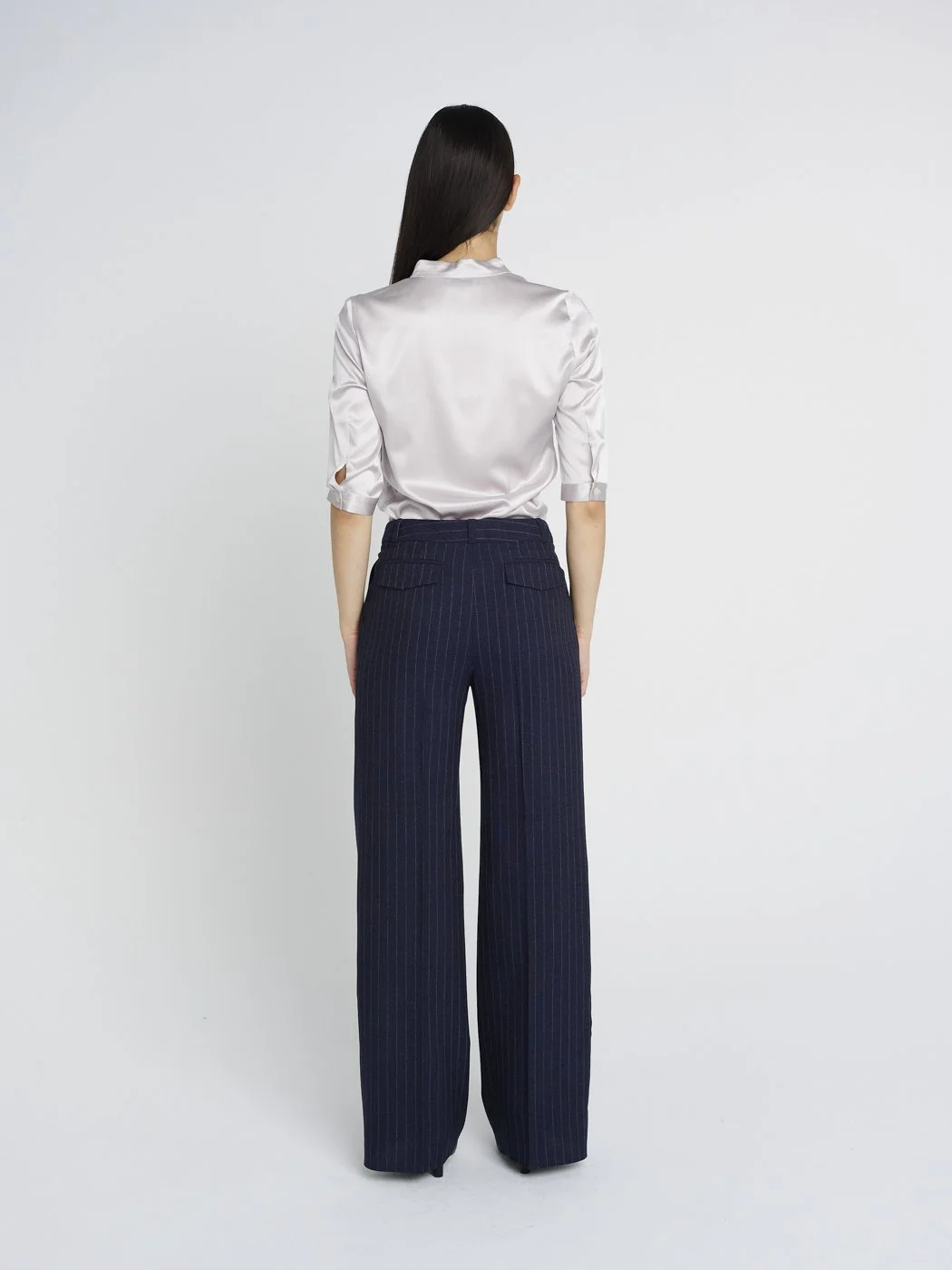 Elegant-Lässige Hose mit Klappentaschen hinten und Bügelfalte, dunkelblau Nadelstreifen.