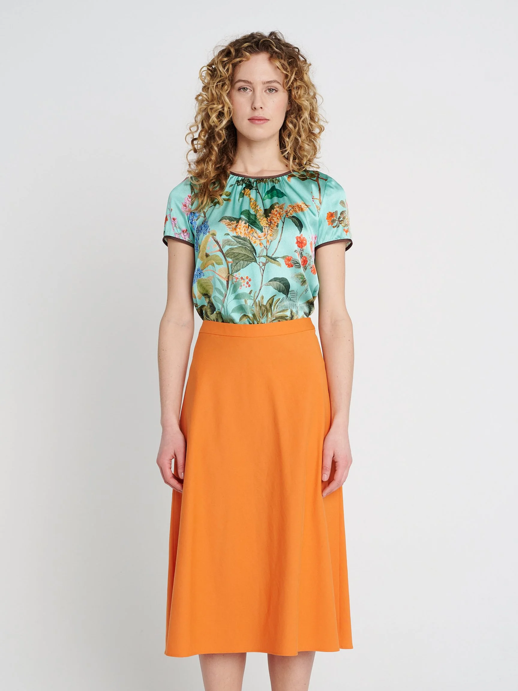 Kurzarm-Bluse mit kleinen Fältchen am runden Ausschnitt aus Seide mit Blumenmuster.