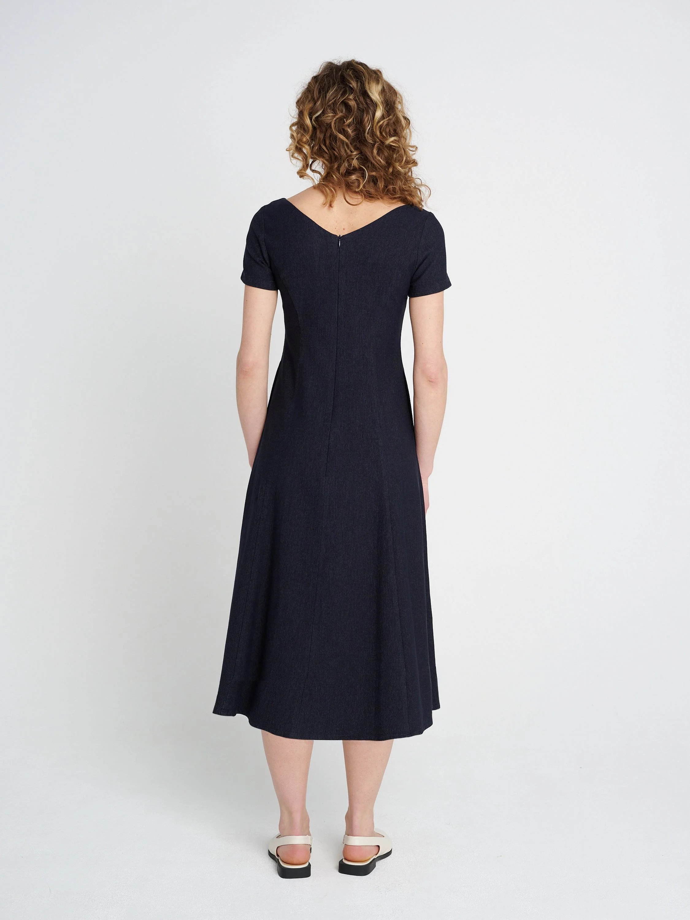 Tailliertes Kleid mit weitem Rock und Teilungsnähten mit V-Ausschnitt aus weichem, elastischem Jeansstoff, dunkelblau.
