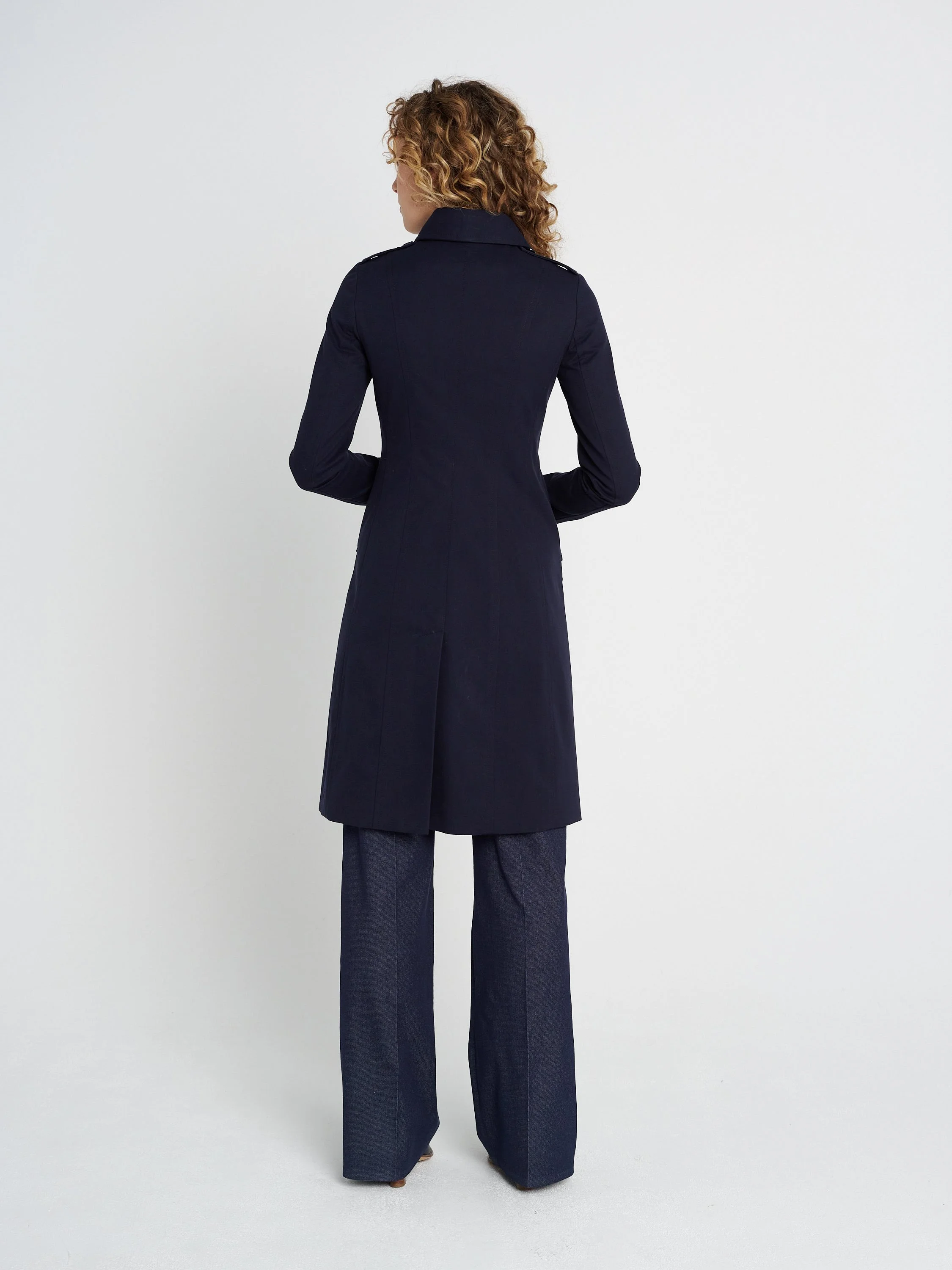 Sommermantel mit Kragen und Taschen, taillierter Doppelreiher mit Teilungsnähten in dunkelblau