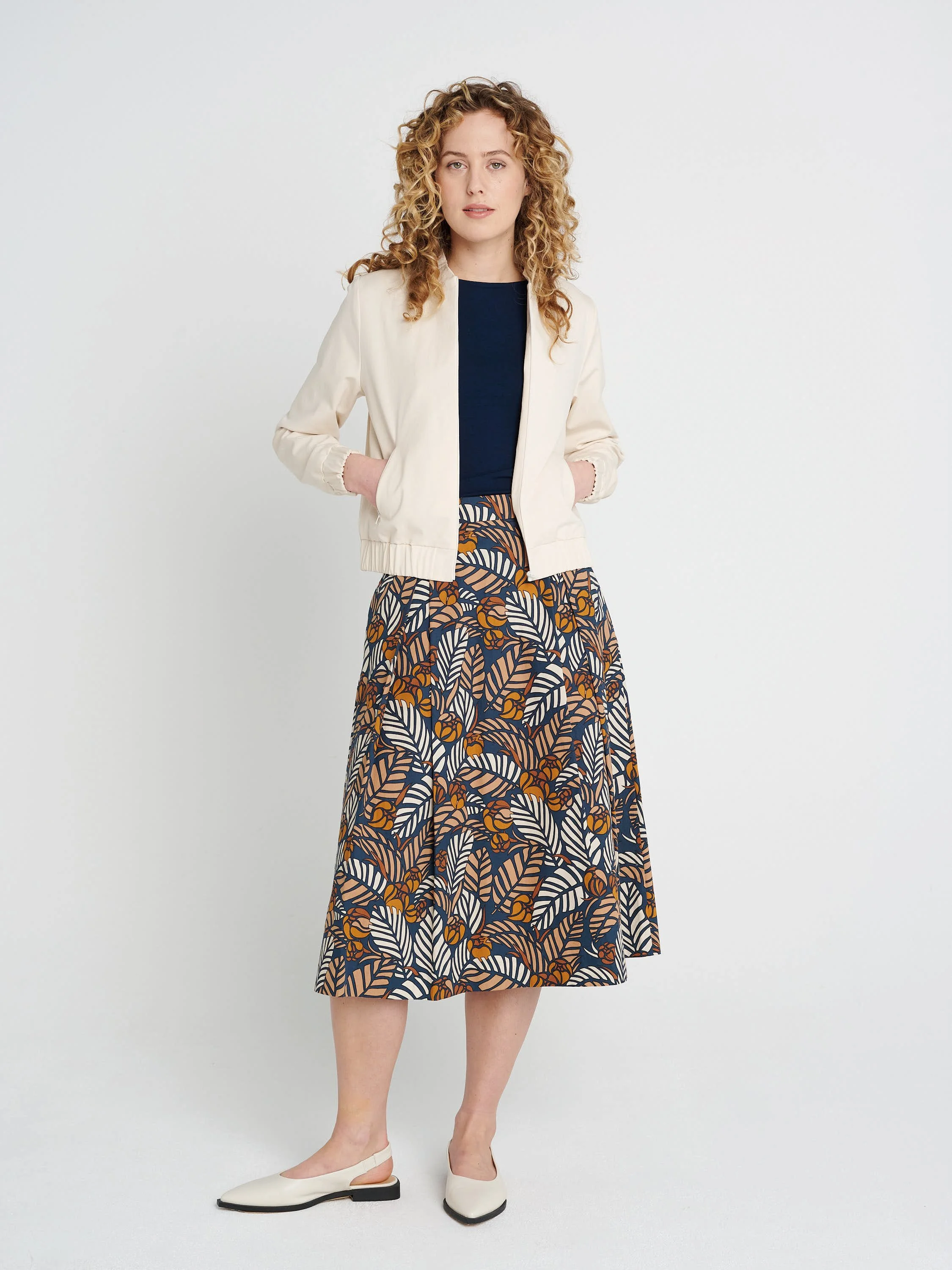 Cremefarbender Blouson mit Kragen, lockere Ärmel und Bündchen aus Lyocell und Baumwolle.