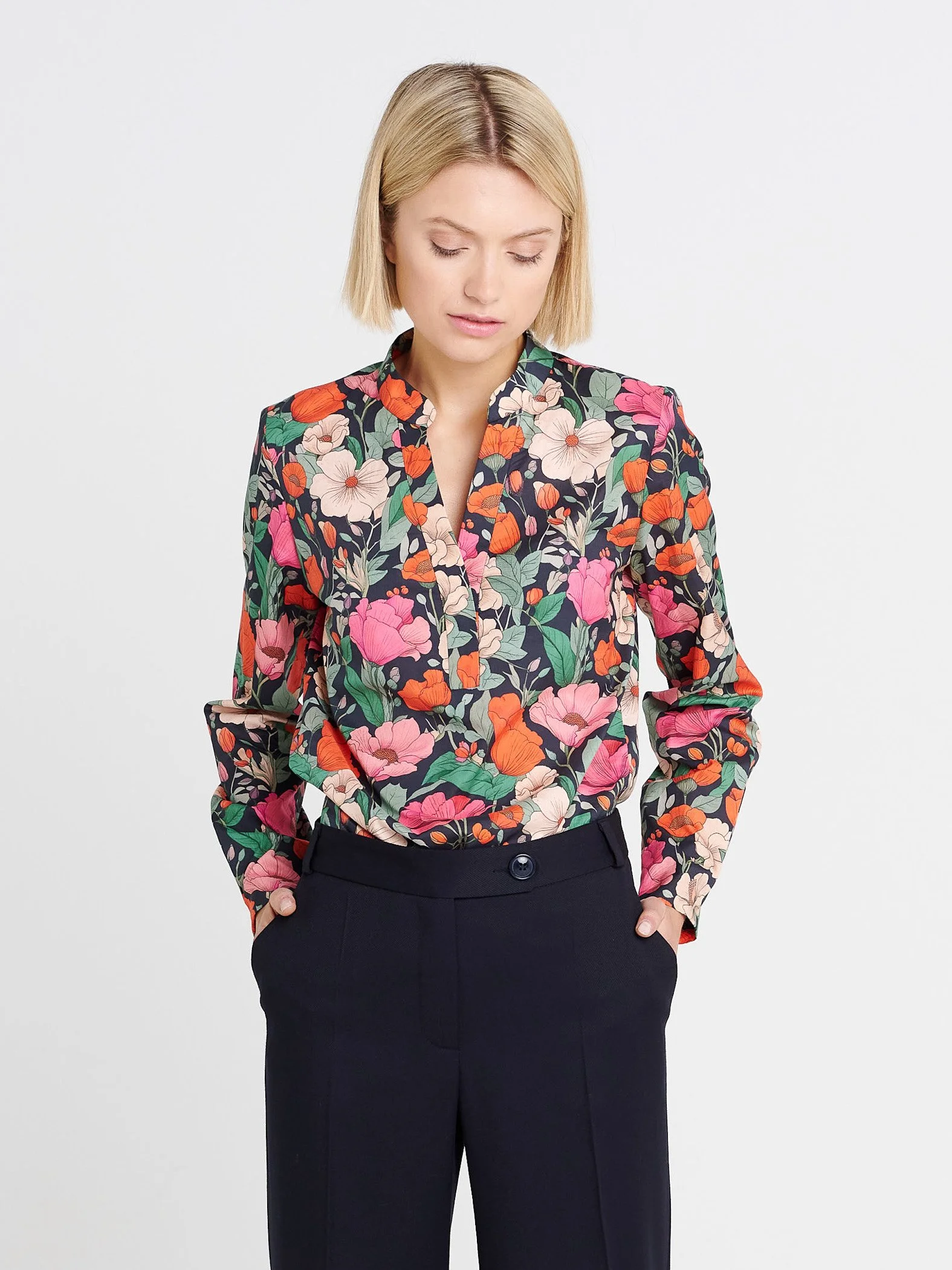 Elegante Tunika mit kleinem Kragen und V-Ausschnitt mit Falten am Ärmeln in floral gemustert