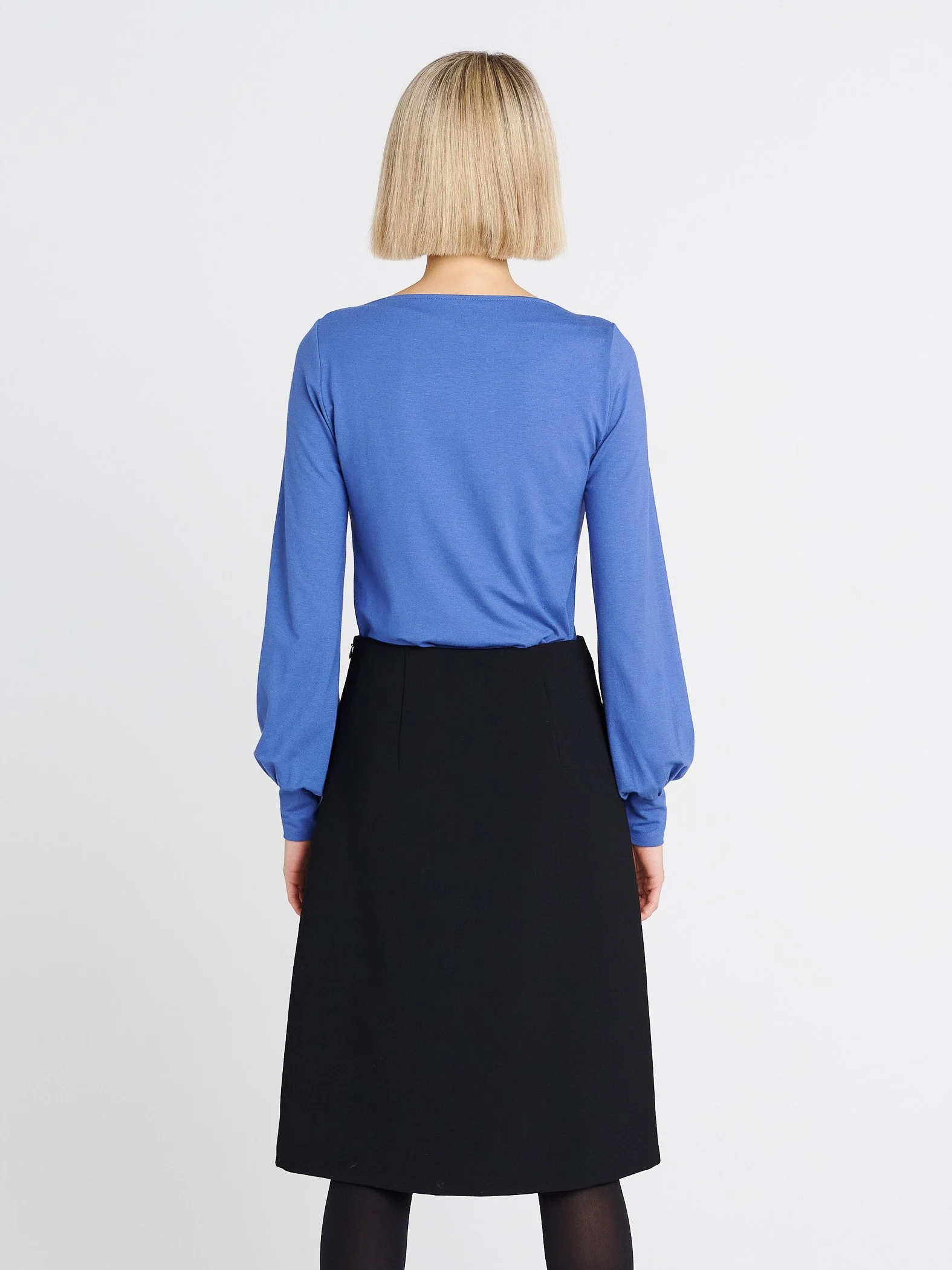 Figurbetontes T-Shirt mit eleganten Trompetenärmeln und V-Ausschnitt in blau
