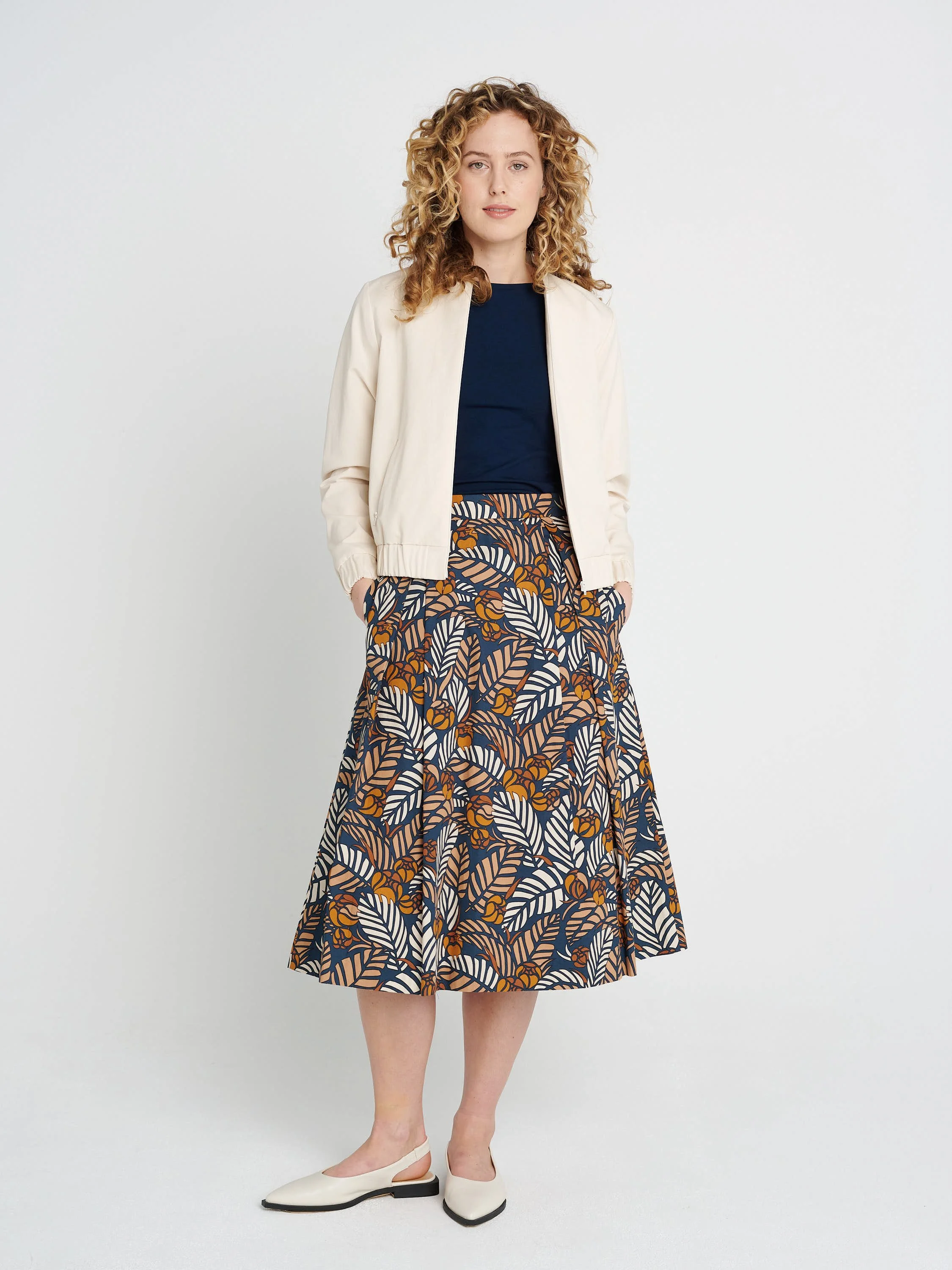 Cremefarbender Blouson mit Kragen, lockere Ärmel und Bündchen aus Lyocell und Baumwolle.