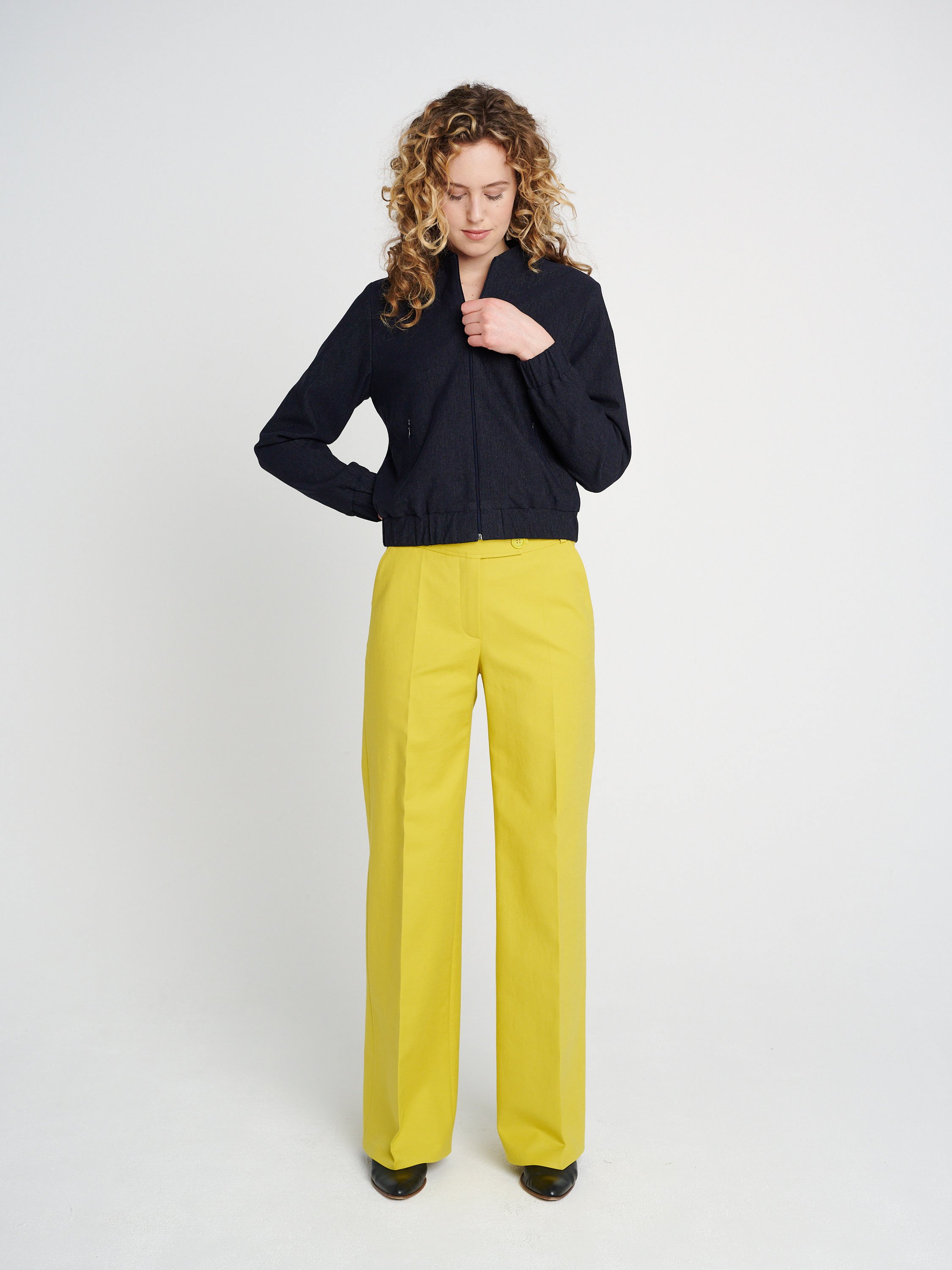 Bomberjacke aus Jeans mit Reißverschlusstaschen und Stehkragen, Hüftlang, locker geschnitten.