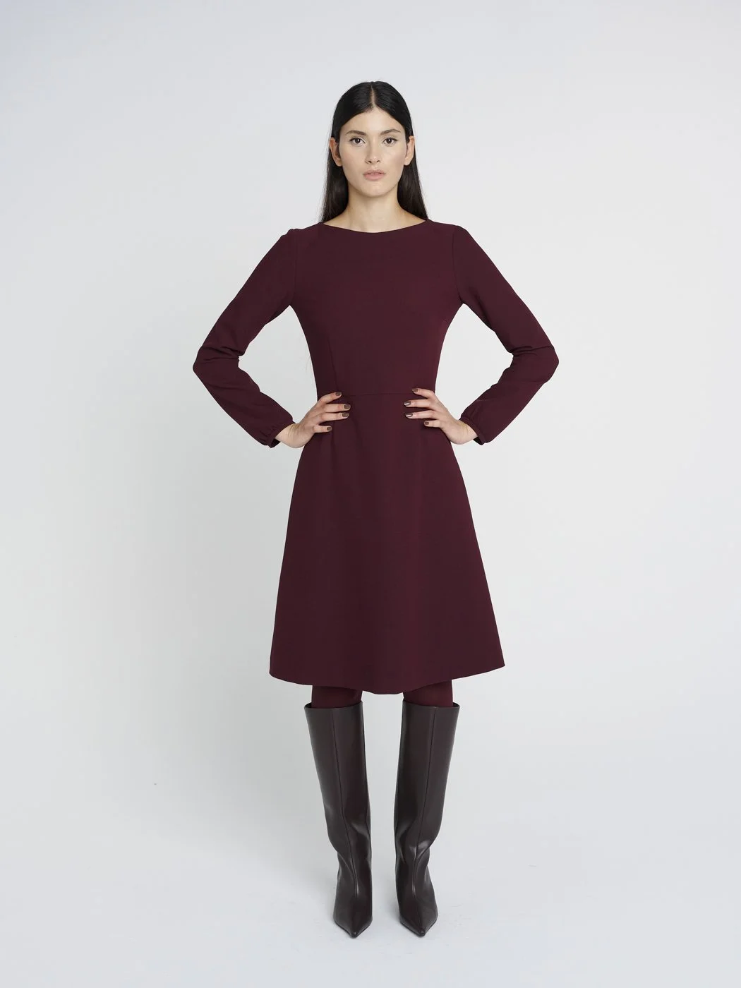 Elegantes, feminines Kleid mit schwingendem Rock und langen Ärmeln in dunkelrot, Oberteil eng geschnitten.