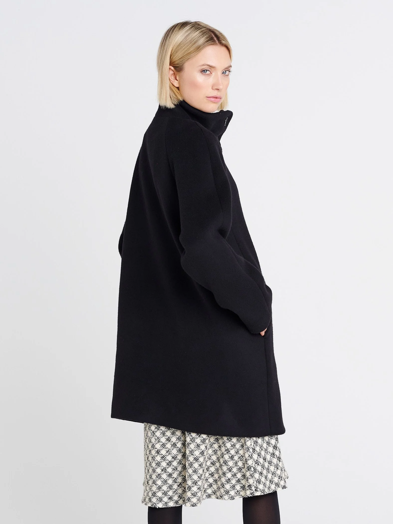 Rock Patrizia schwarz weiß Shirt Naomi schwarz Mantel Bill schwarz-2666.jpg