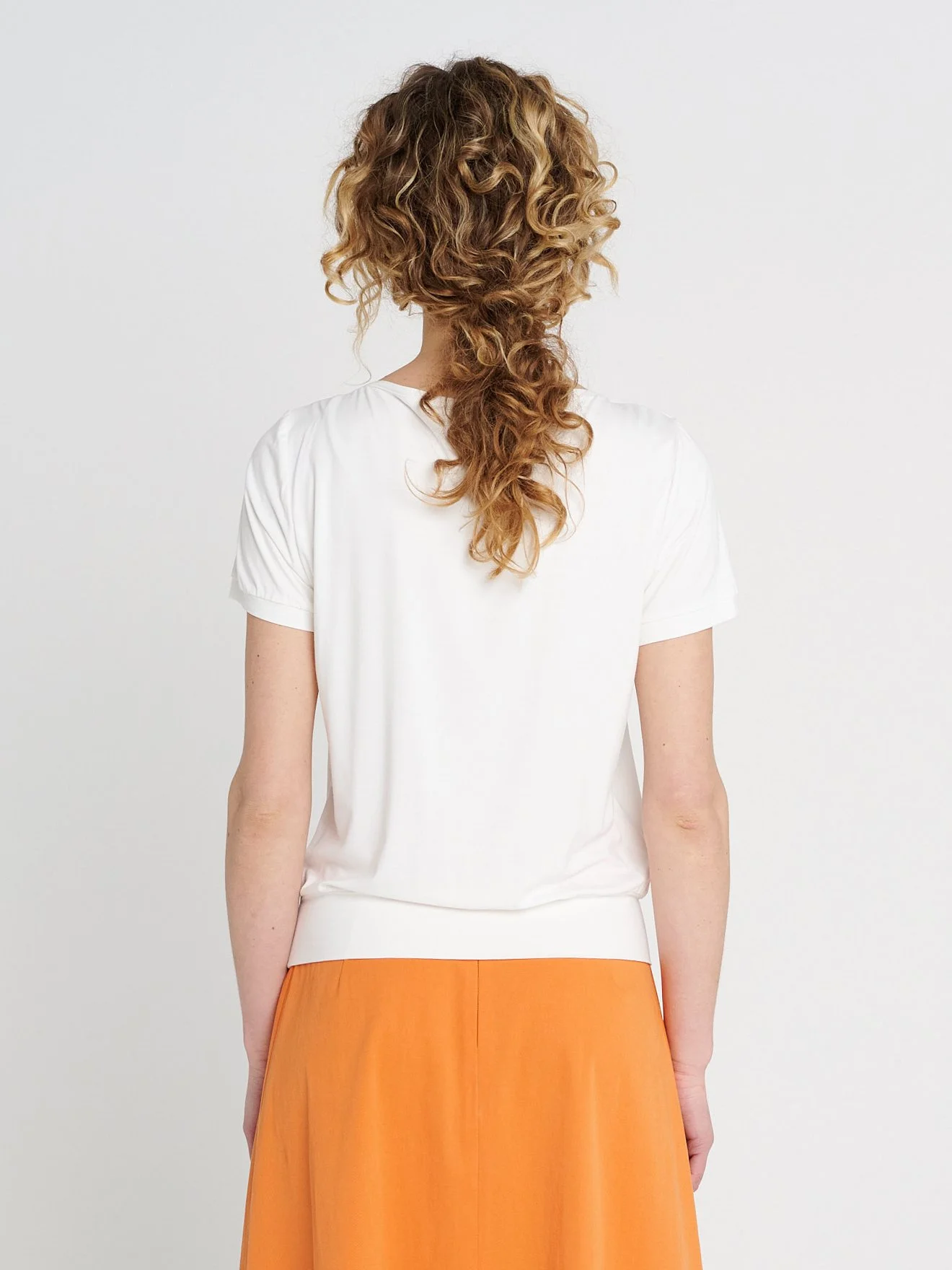 Lockeres Shirt für den Sommer mit Rundhalsausschnitt und kleinen Fältchen in weiß