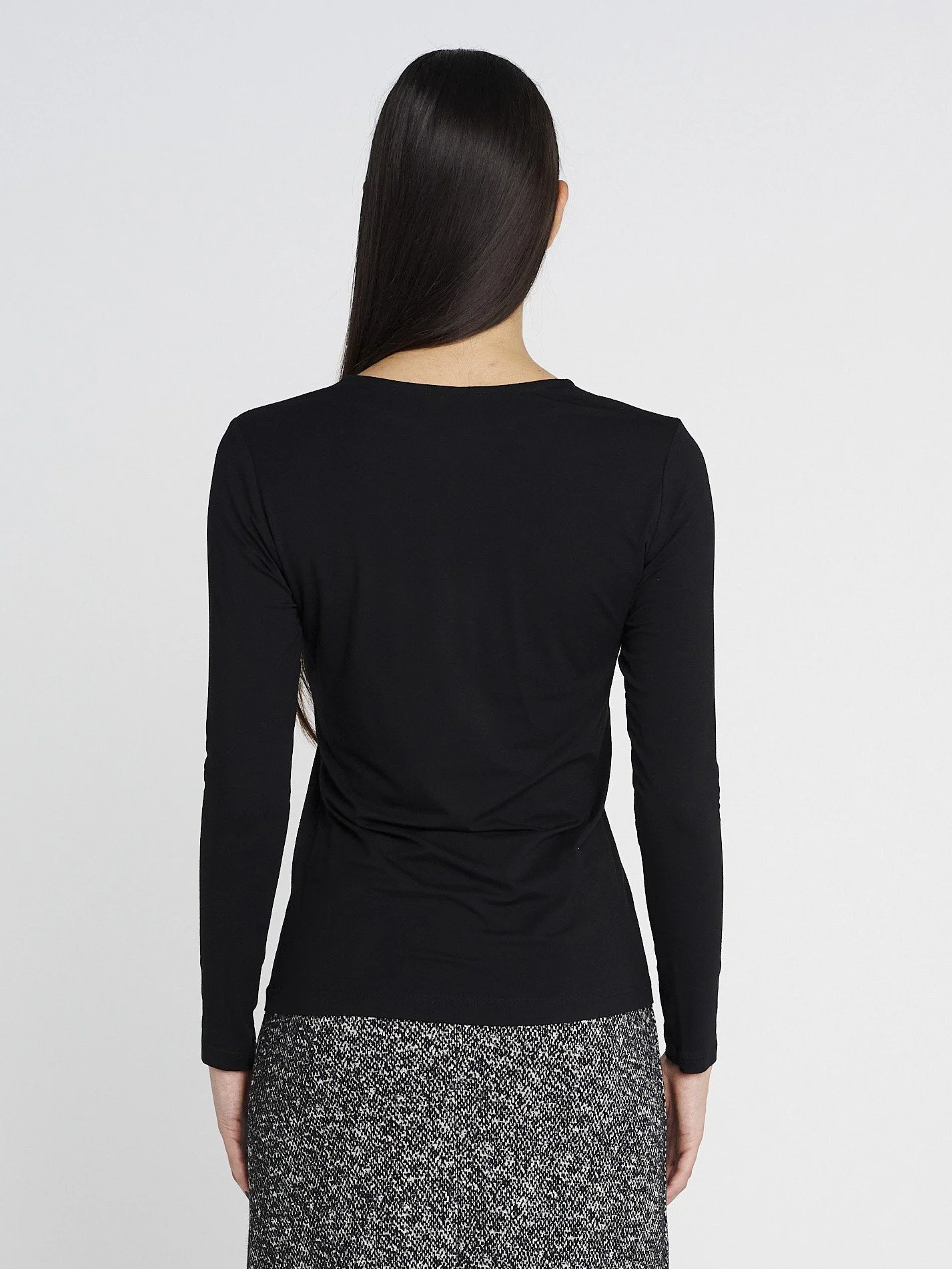 Figurbetontes Langarmshirt mit tiefem V-Ausschnitt und schmalen Ärmeln in schwarz