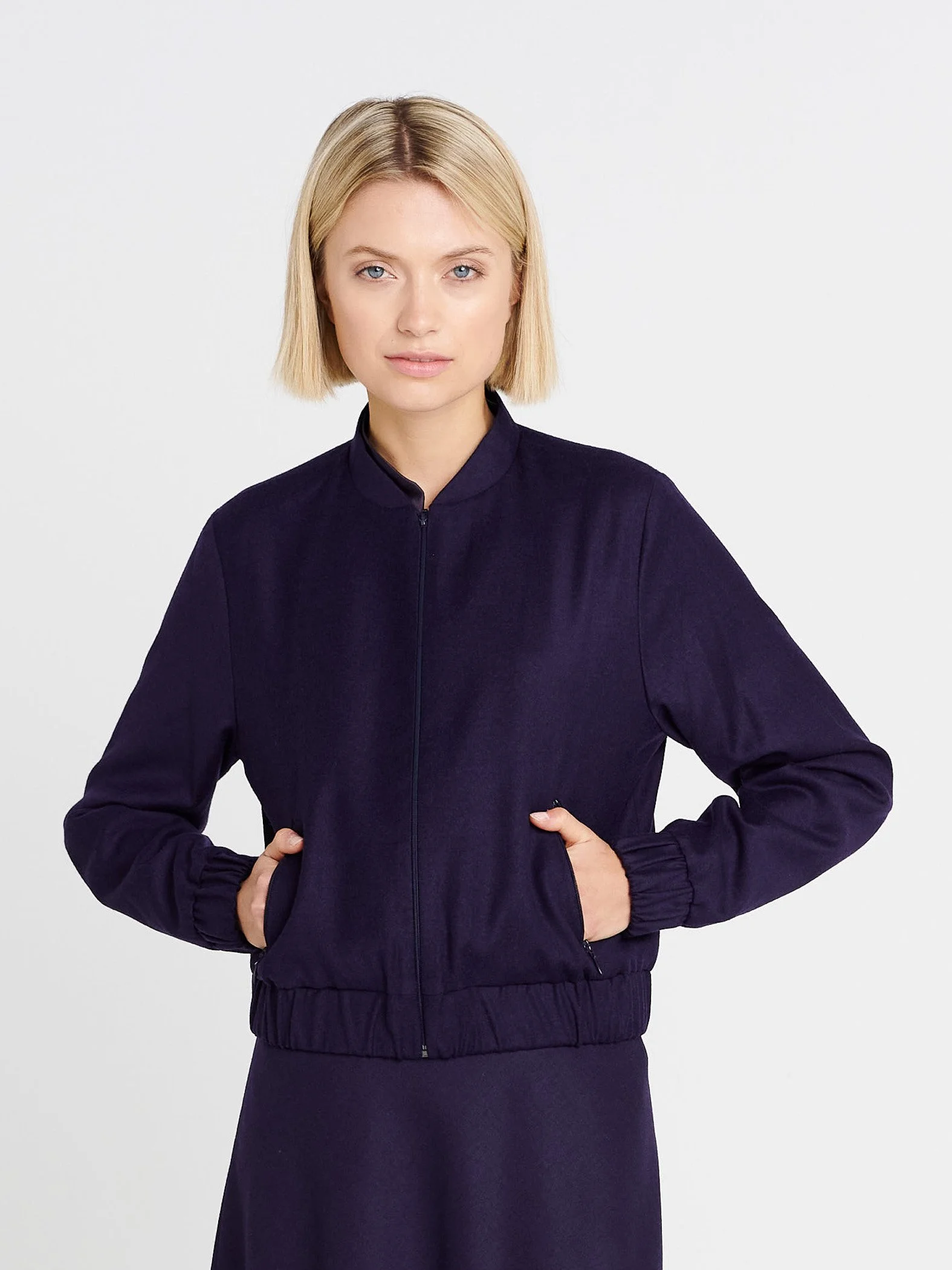 Moderne Blouson-Jacke mit weiten Ärmeln und Reißverschlusstaschen in dunkellila