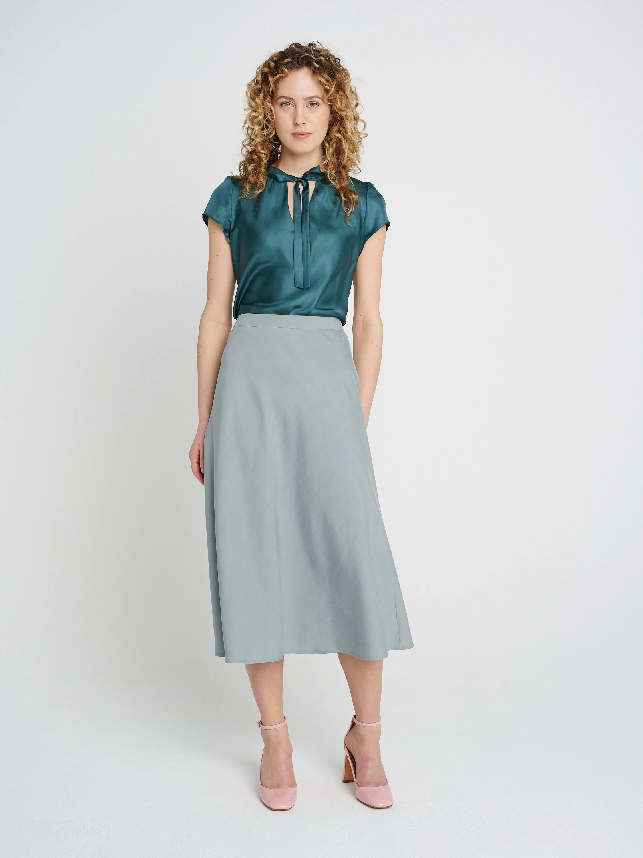 Sommerlicher Rock mit Taillenbündchen und schwingendem Saum in Midi, zeitlos in Salbeigrün