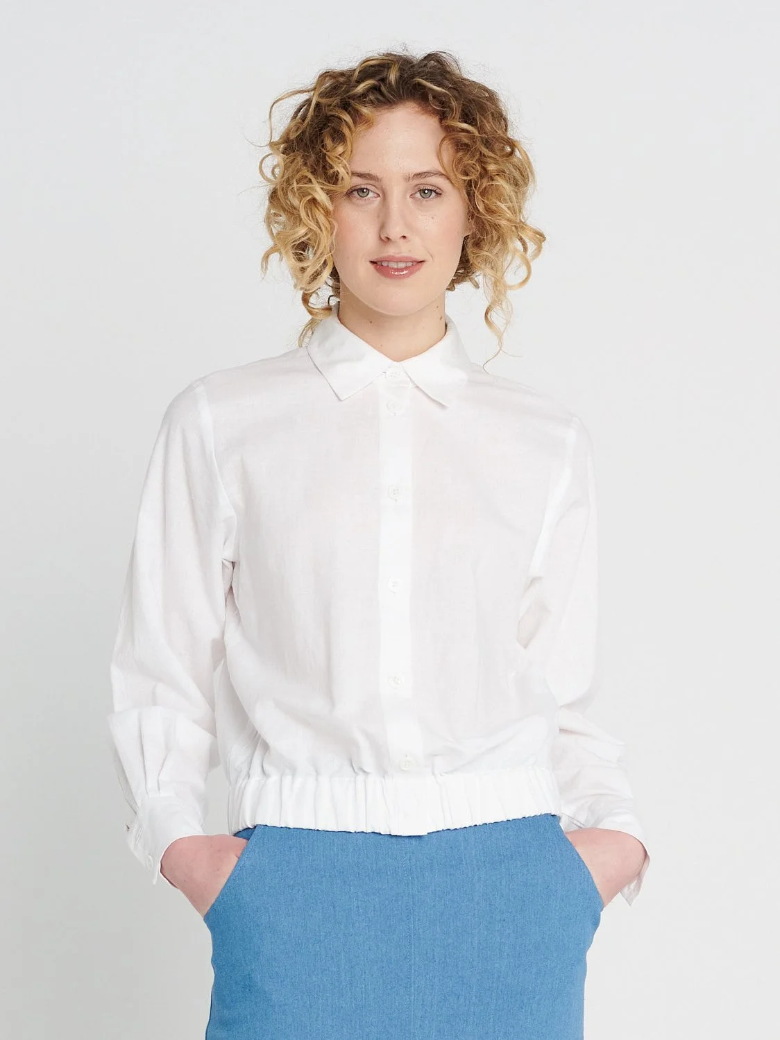 Weißes Leinenhemd im Blouson Stil mit weiten Ärmeln, Kragen und Knopfleiste.