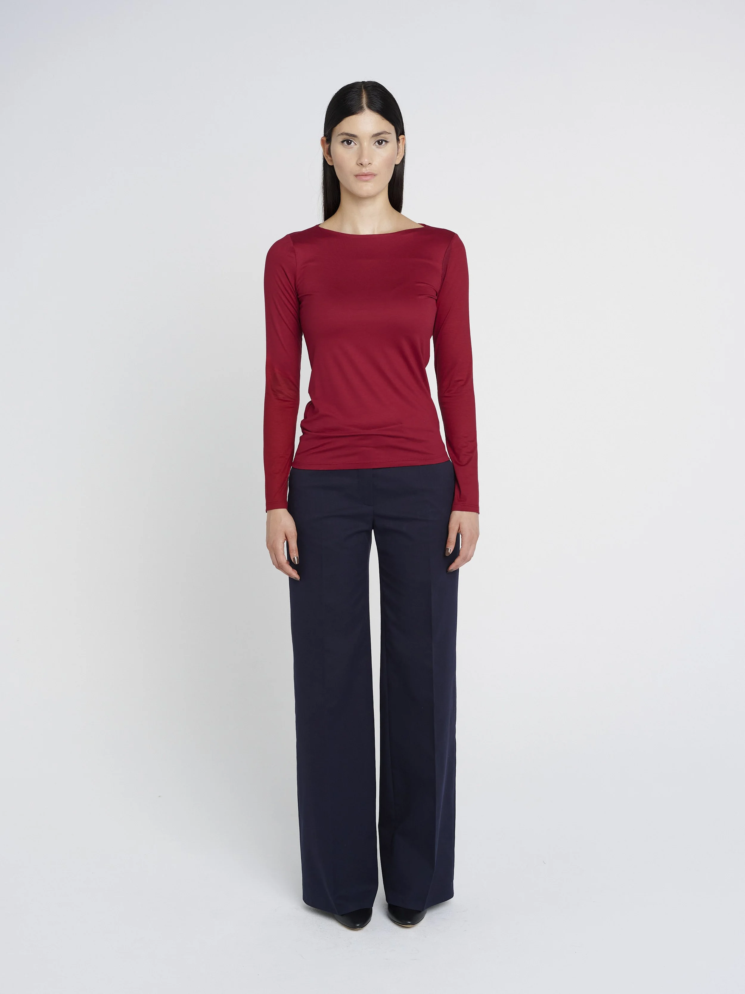 Figutbetontes T-Shirt mit langen Ärmeln und Rundhalsausschnitt in rot.