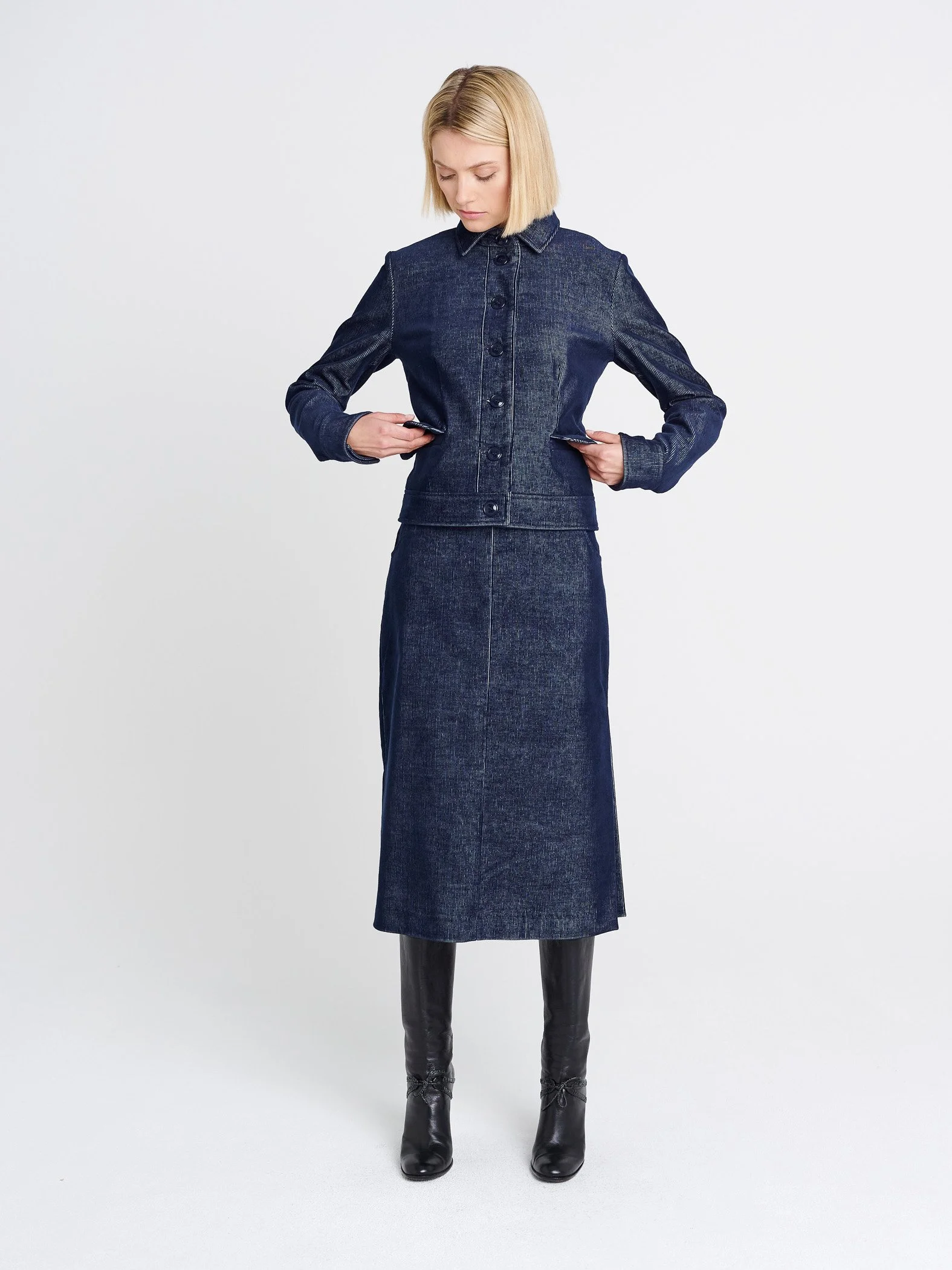 Lässig-elegante Cord-Jacke mit Kragen, Klappentaschen und Knöpfen in dunkelblau