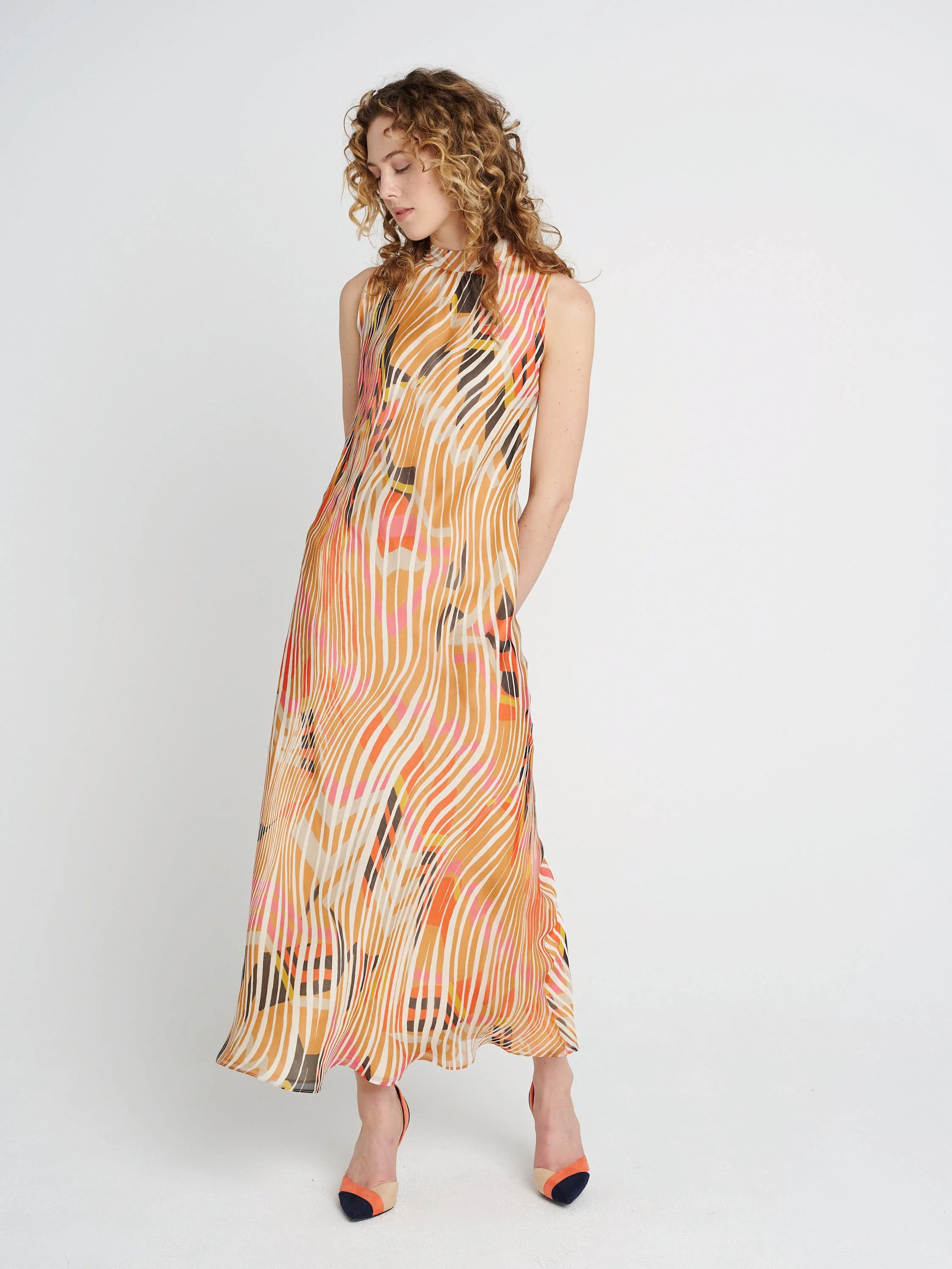 Sommer-Abendkleid für Anlässe und Hochzeitsgäste in rosa/ orannge/ creme gemustert, ohne Ärmel.