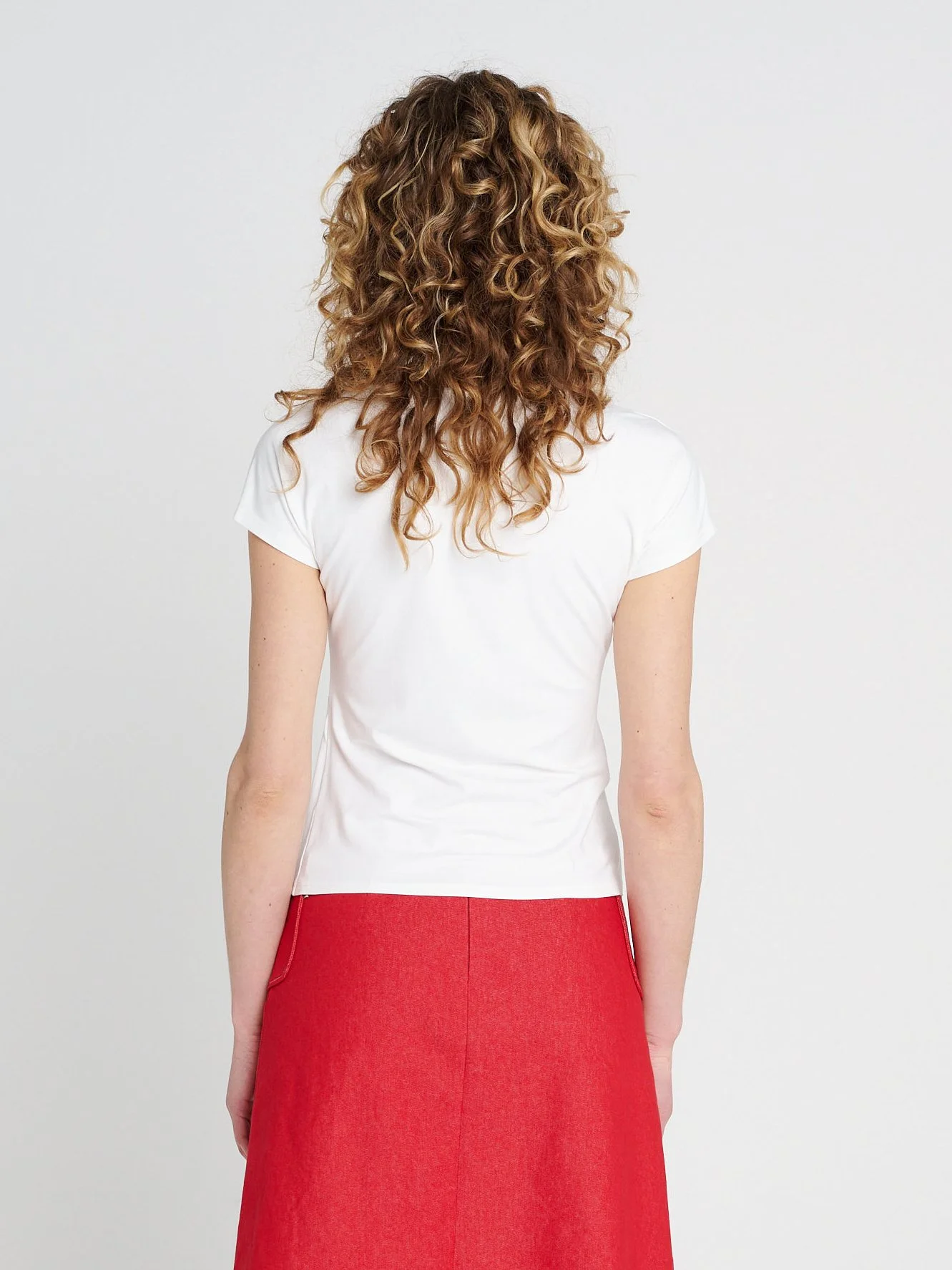 Weißes Wasserfallshirt mit angeschnittenen Ärmeln, eng geschnitten aus weichem Jersey.