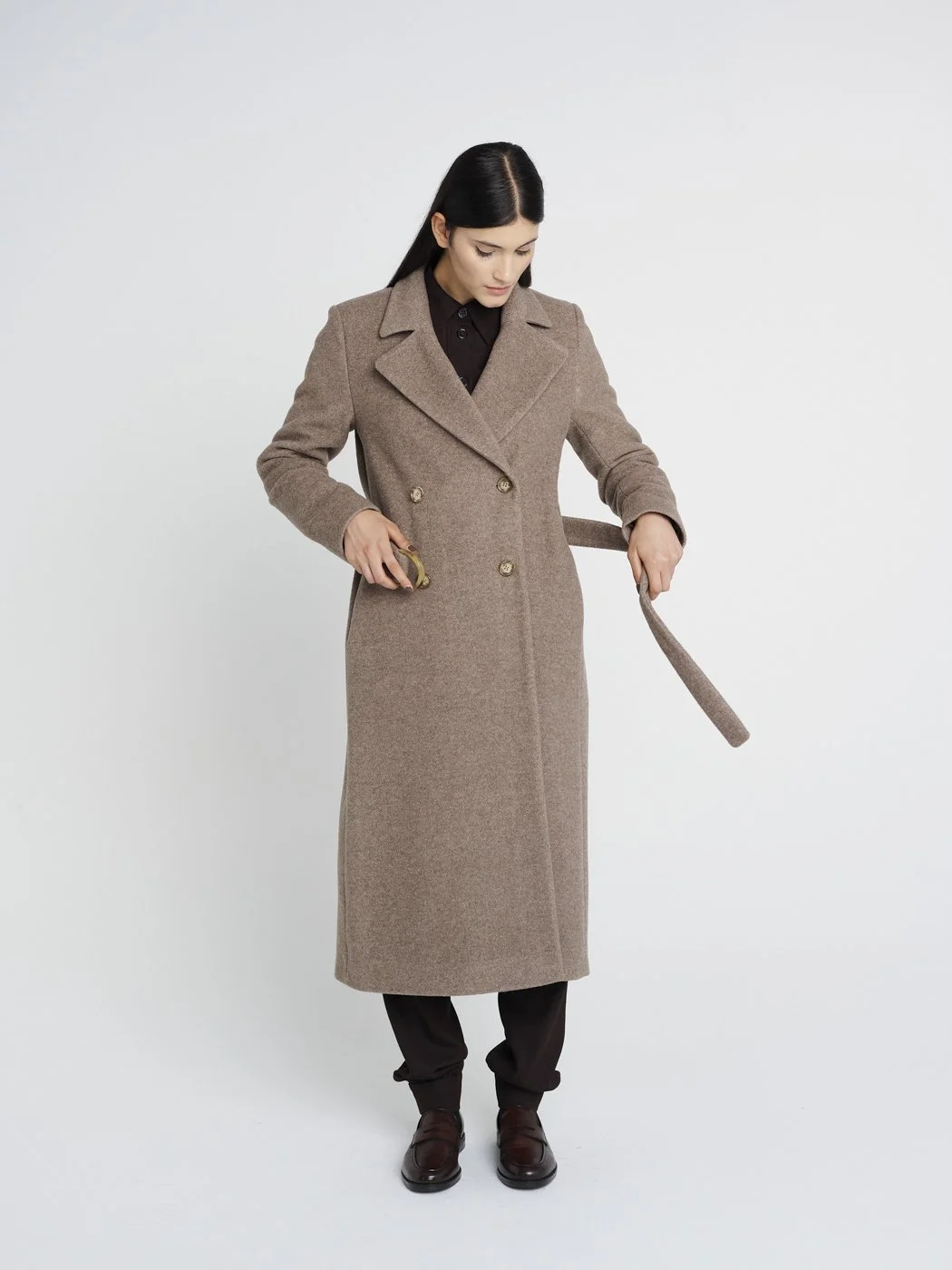 Lässiger, langer Wintermantel, braun/grau mit gleichfarbigem Gürtel, breites Revers und Taschen.
