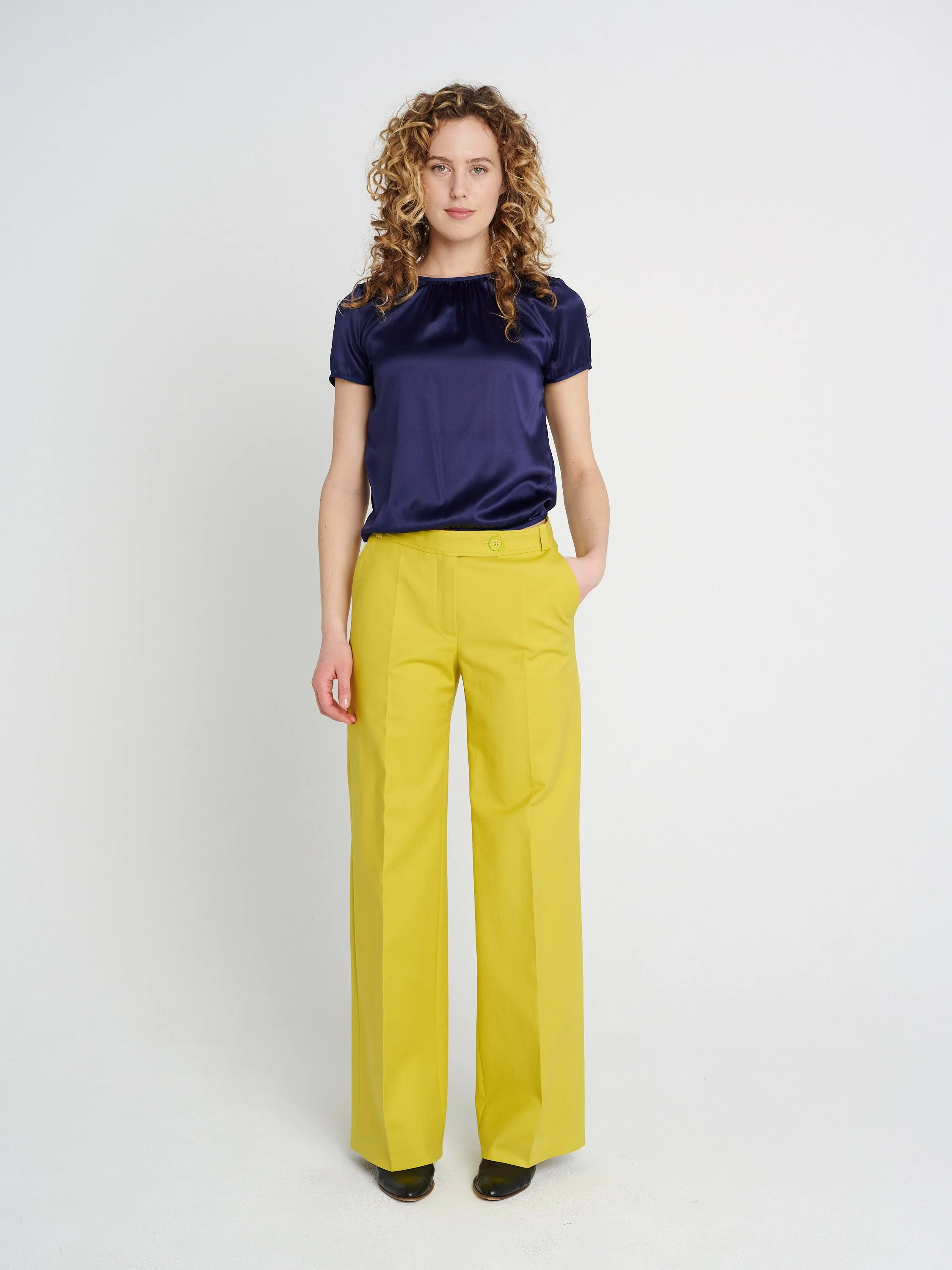 Moderne Baumwoll-Hose in gelb mit Bügelfalte, Klappentaschen und geradem Bein