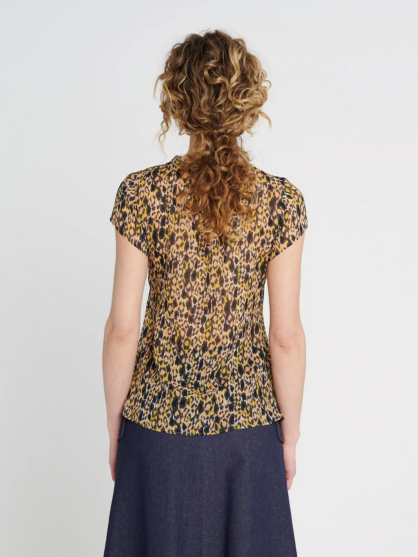 Ärmellose Sommerbluse mit Bändern am Ausschnitt und eleganter lockerer Passform, abstrakt schwarz/ gelb/ rosa gemustert.