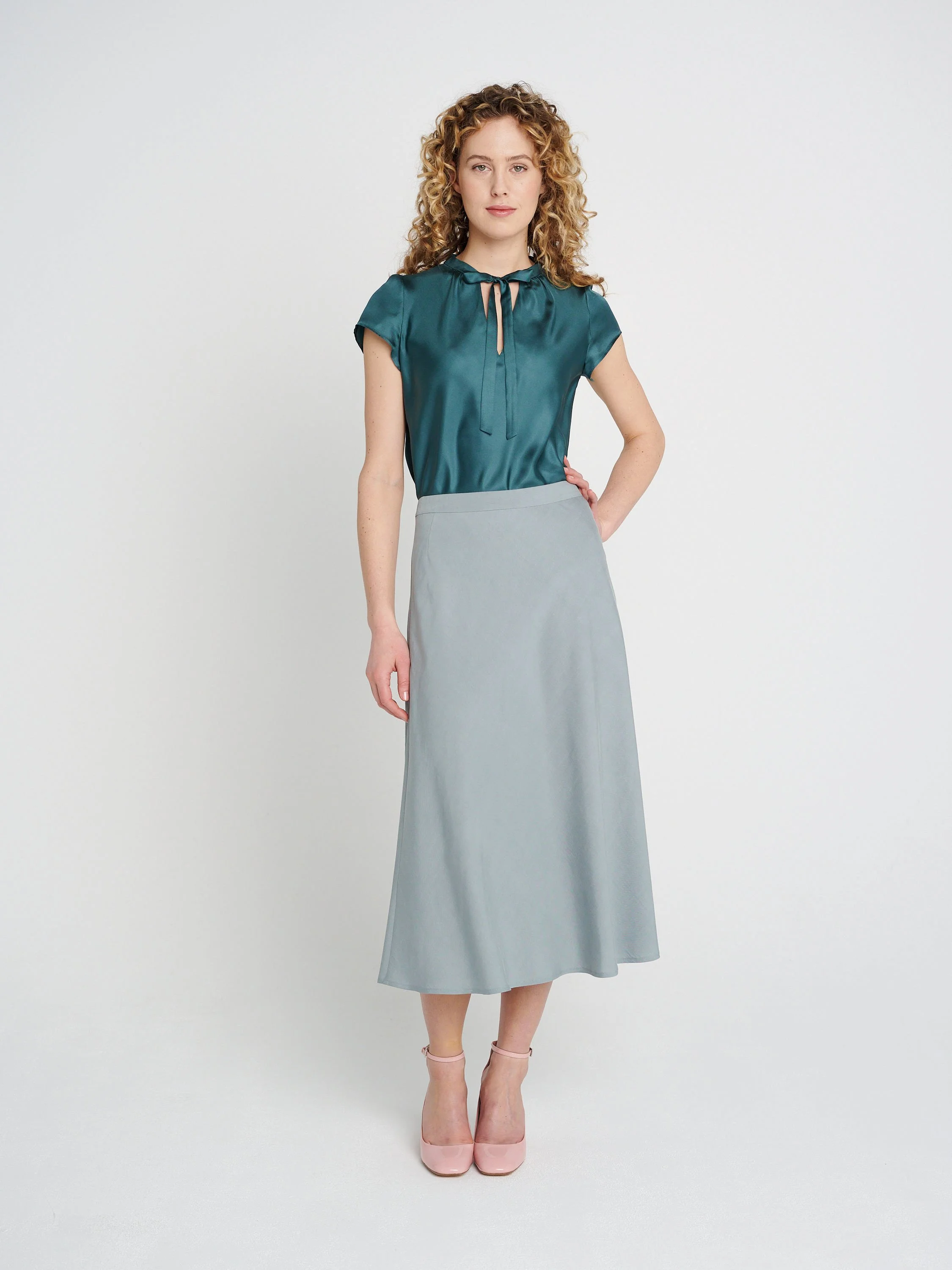 Sommerlicher Rock mit Taillenbündchen und schwingendem Saum in Midi, zeitlos in Salbeigrün