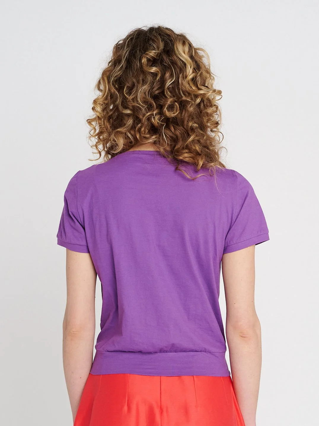 Lila T-Shirt aus Baumwolle, kurzärmelig, Rundhalsausschnitt mit Raffung, Bündchen an Ärmeln und Saum