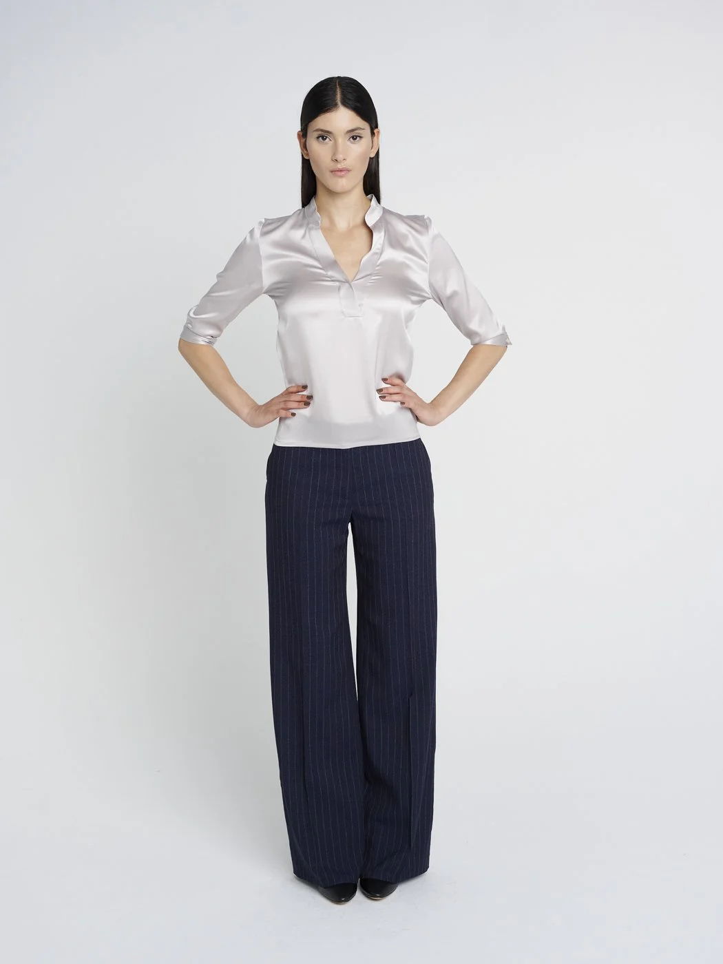 Seidenbluse im Tunika-Stil mit halblangen Ärmeln und V-Ausschnitt.